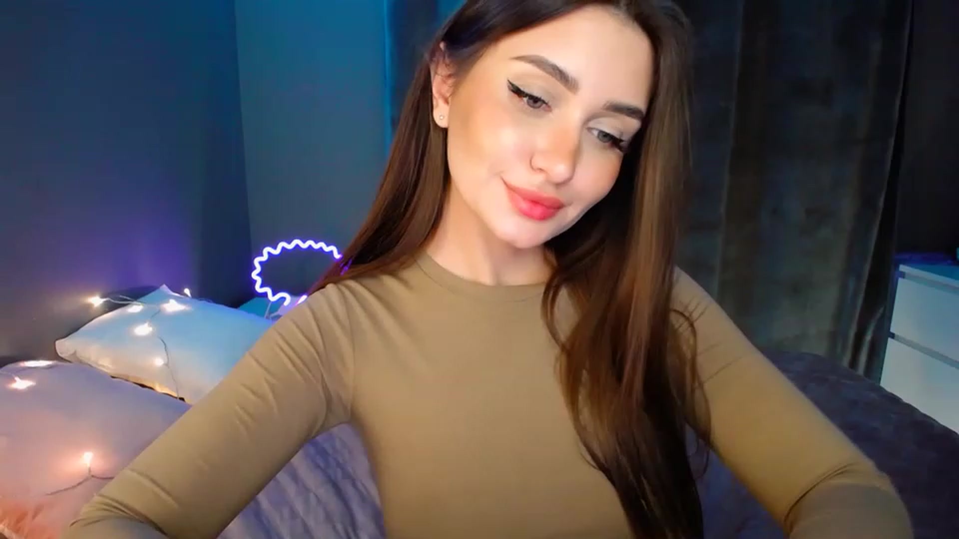 Gallery image thumbnail from DollGlamourr's myfreecams stream on, 12/08/2022, 19:23 image 16 of 20