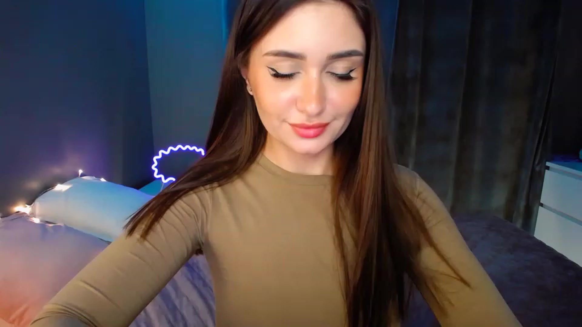 Gallery image thumbnail from DollGlamourr's myfreecams stream on, 12/10/2022, 14:34 image 13 of 20