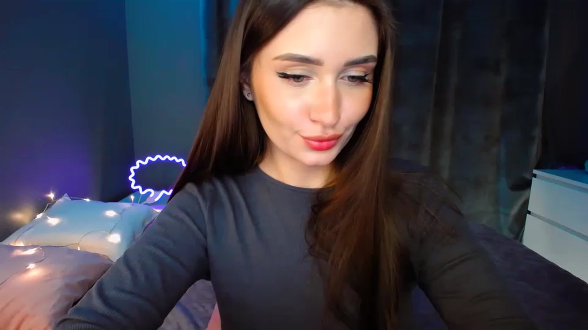 Gallery image thumbnail from DollGlamourr's myfreecams stream on, 12/11/2022, 17:32 image 7 of 20