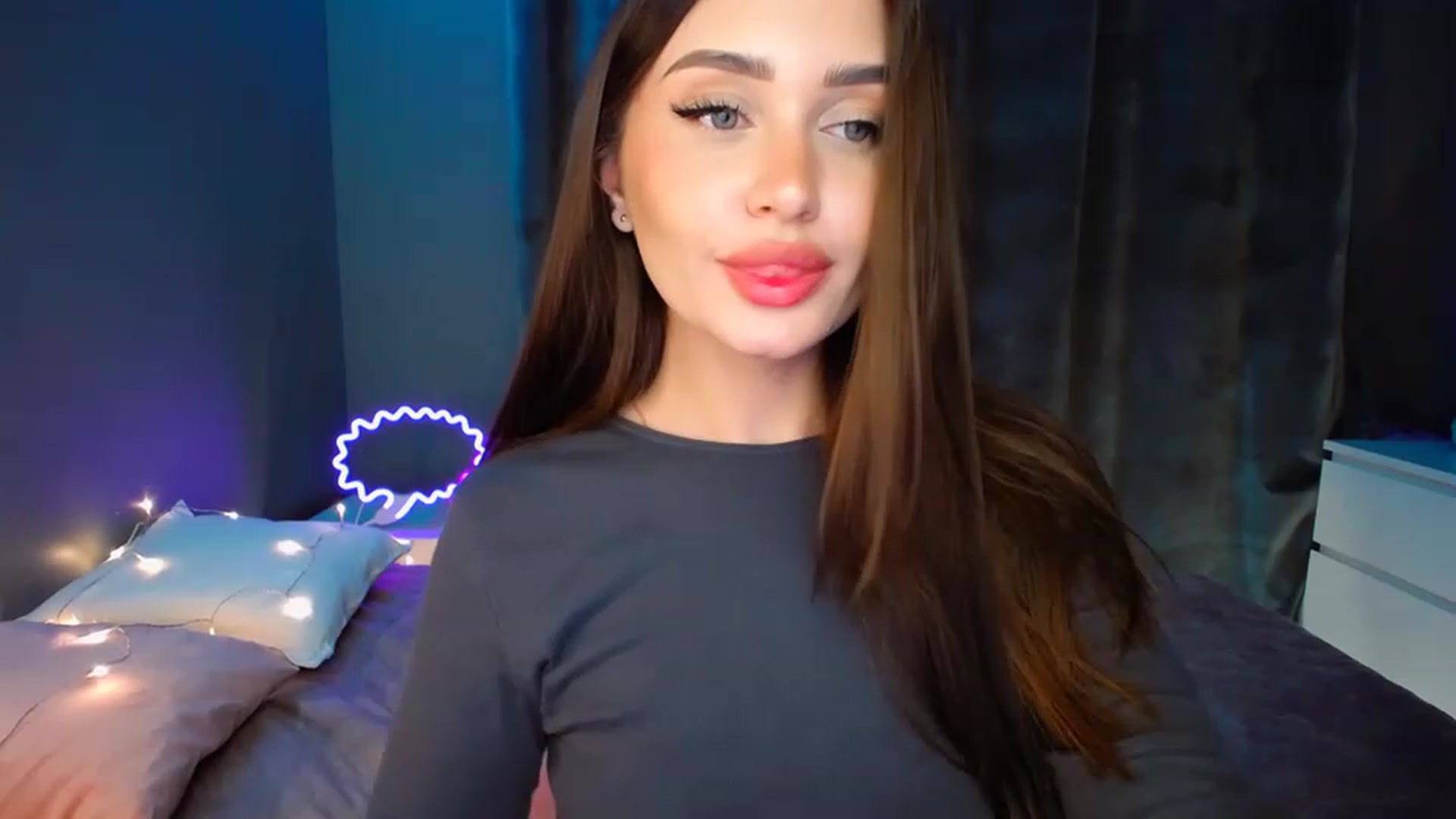 Gallery image thumbnail from DollGlamourr's myfreecams stream on, 12/11/2022, 17:32 image 3 of 20