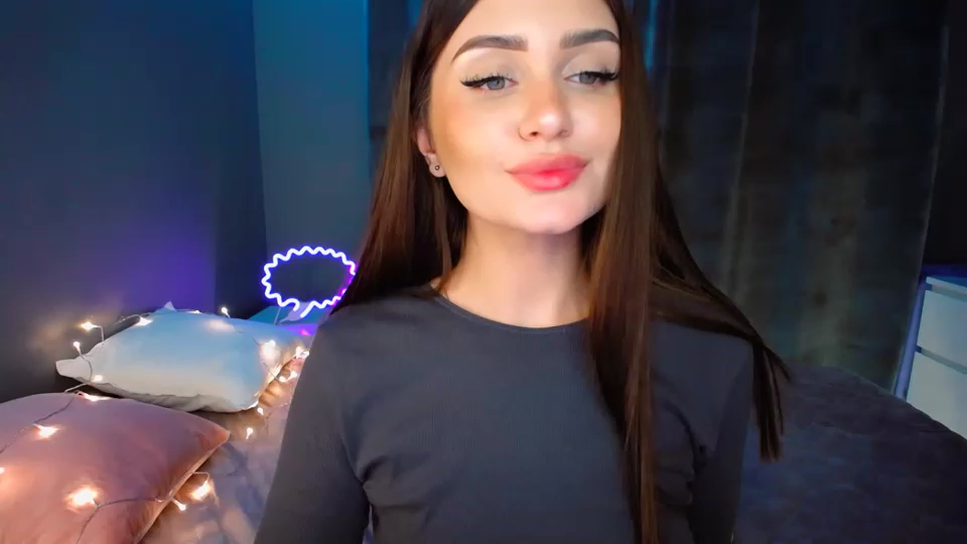 Gallery image thumbnail from DollGlamourr's myfreecams stream on, 12/12/2022, 18:10 image 10 of 20
