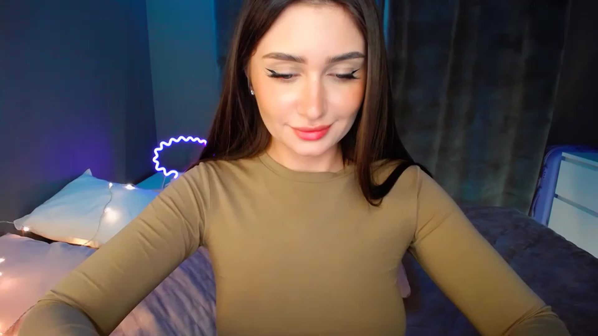 Gallery image thumbnail from DollGlamourr's myfreecams stream on, 12/16/2022, 19:09 image 17 of 20