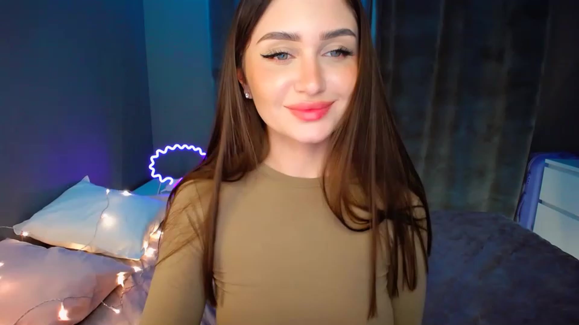Gallery image thumbnail from DollGlamourr's myfreecams stream on, 12/16/2022, 19:09 image 12 of 20
