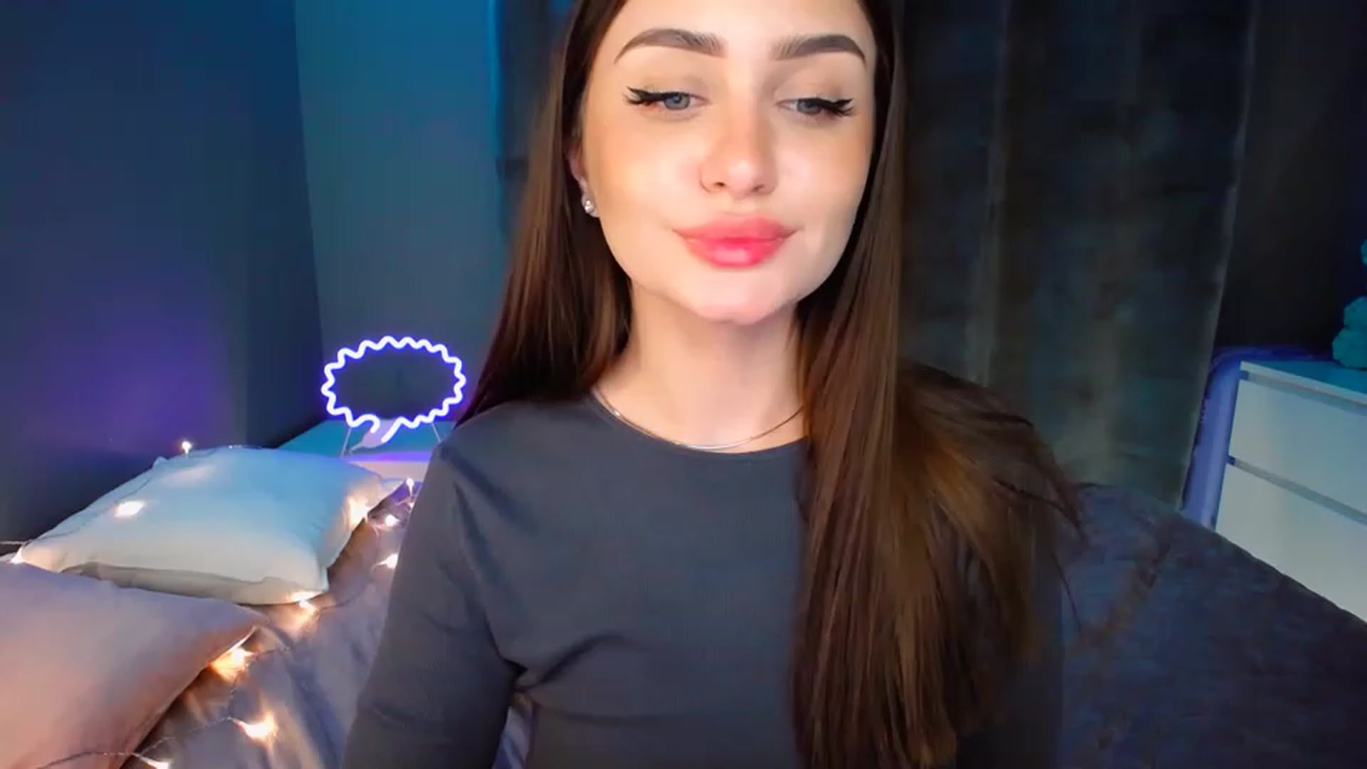 Gallery image thumbnail from DollGlamourr's myfreecams stream on, 12/19/2022, 18:53 image 14 of 20