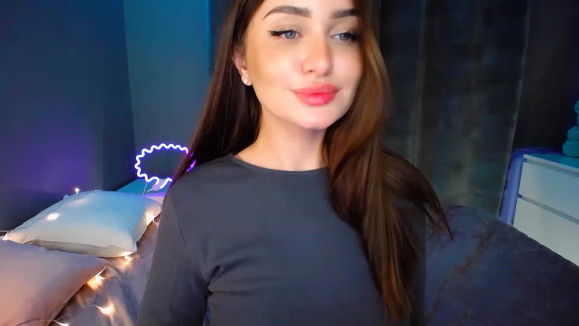 Gallery image thumbnail from DollGlamourr's myfreecams stream on, 12/19/2022, 18:53 image 16 of 20