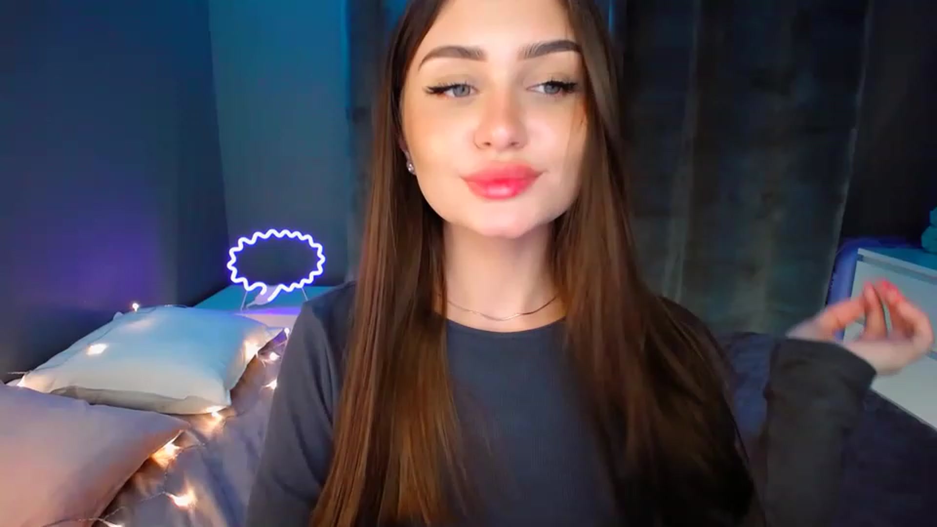 Gallery image thumbnail from DollGlamourr's myfreecams stream on, 12/19/2022, 18:53 image 13 of 20