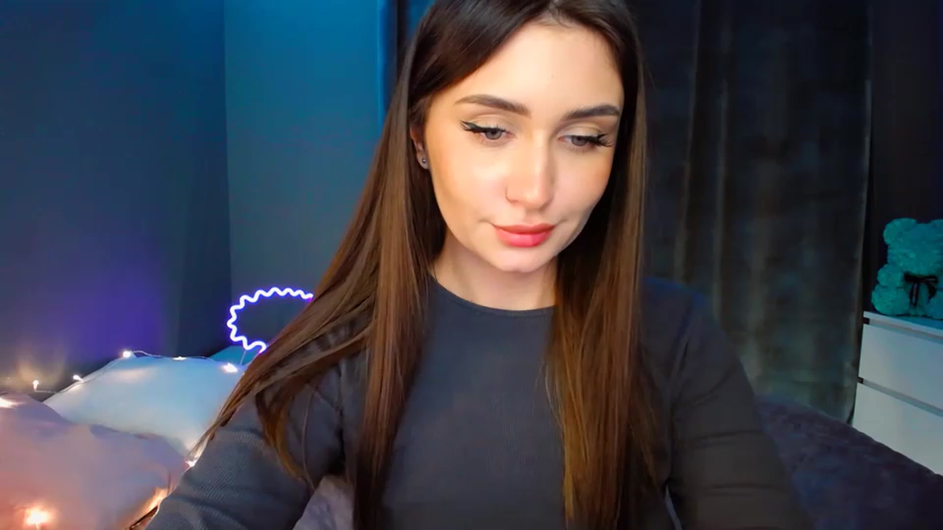 Gallery image thumbnail from DollGlamourr's myfreecams stream on, 12/22/2022, 19:04 image 14 of 20