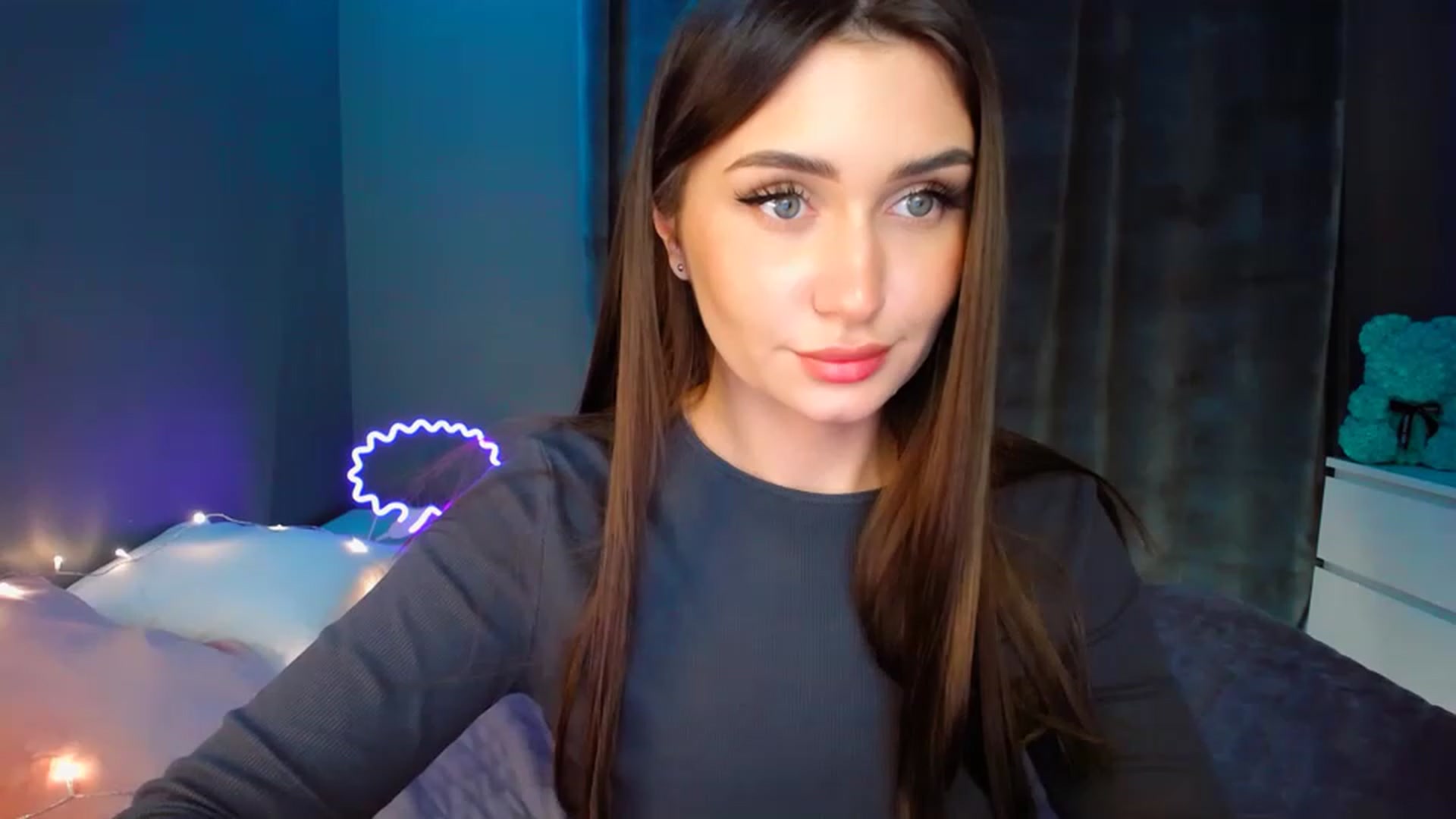 Gallery image thumbnail from DollGlamourr's myfreecams stream on, 12/22/2022, 19:04 image 6 of 20