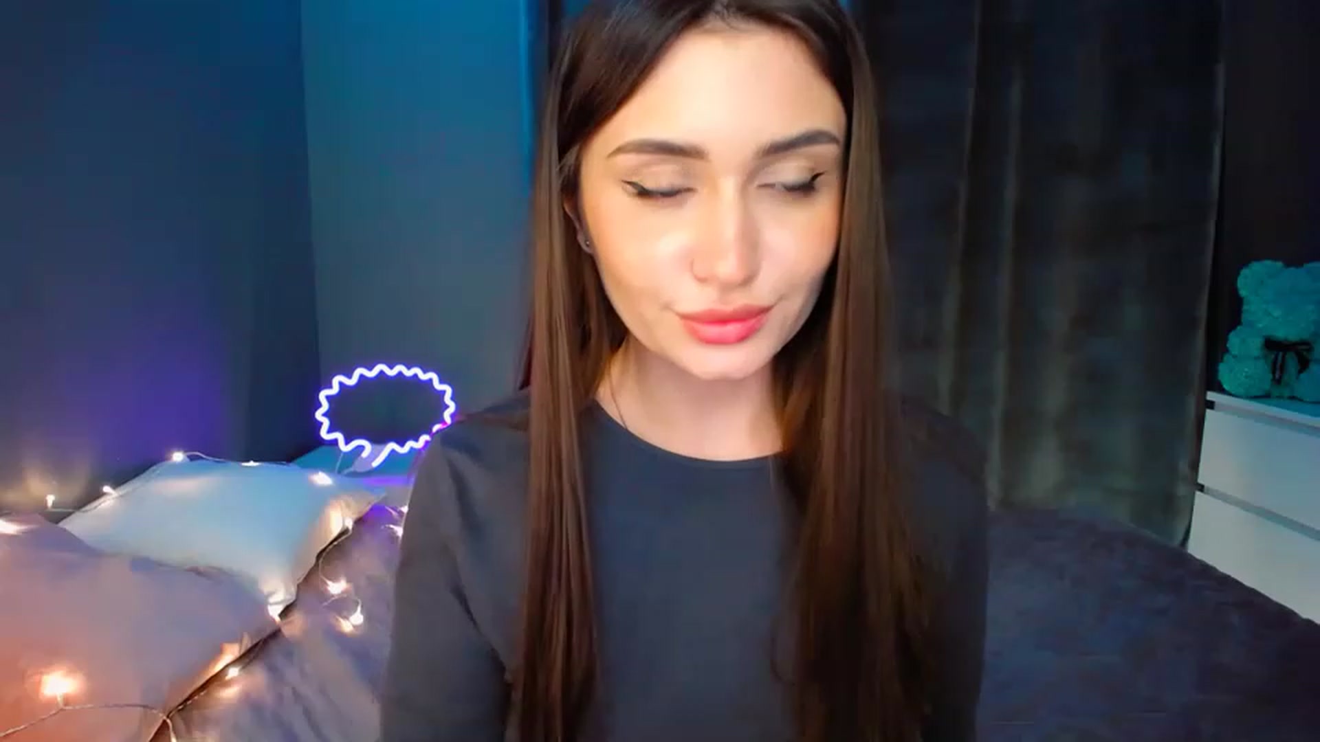 Gallery image thumbnail from DollGlamourr's myfreecams stream on, 12/22/2022, 19:04 image 12 of 20