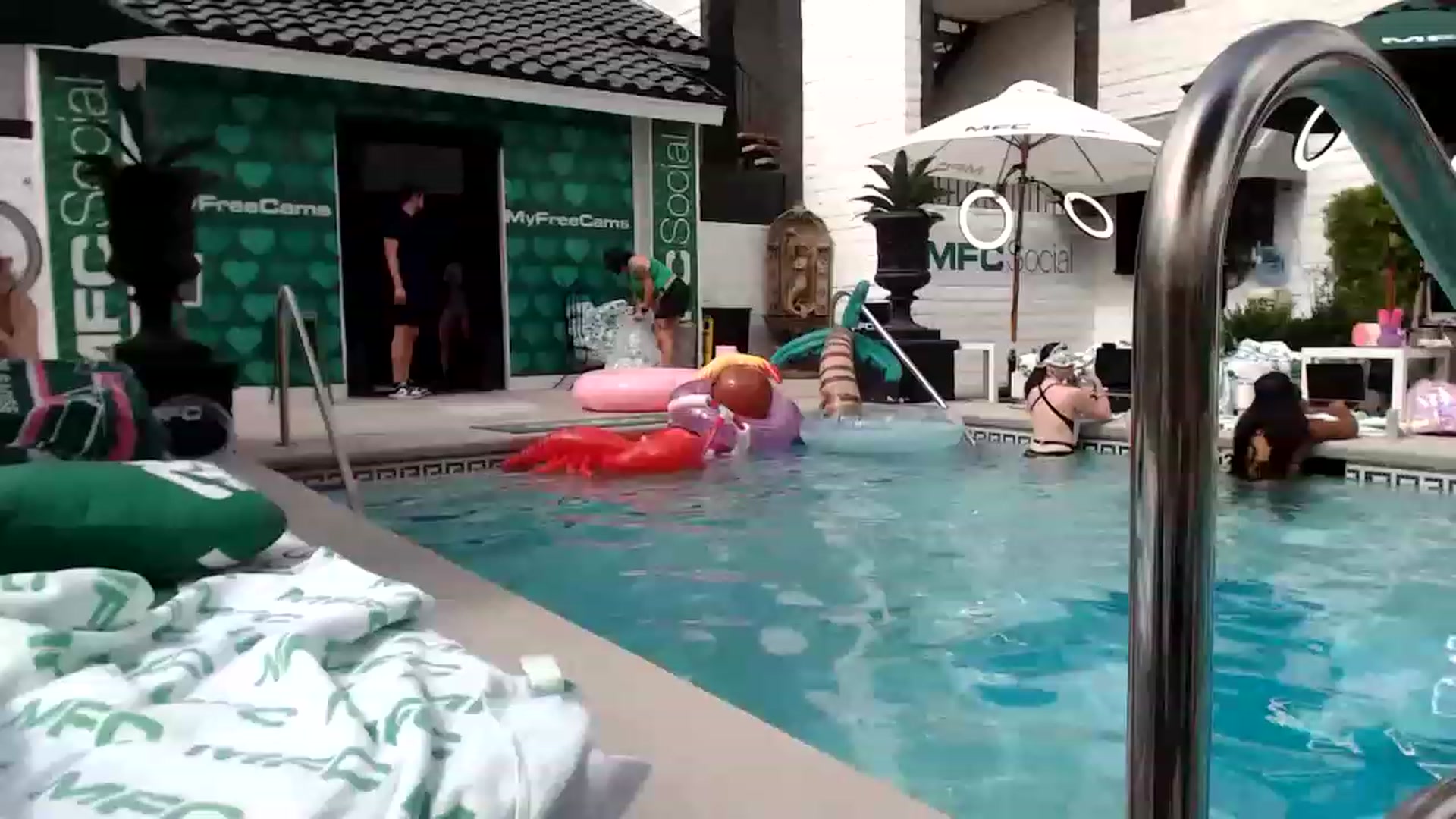 Gallery image thumbnail from Dollfacedangr's myfreecams stream on, 05/23/2023, 22:33 image 15 of 20