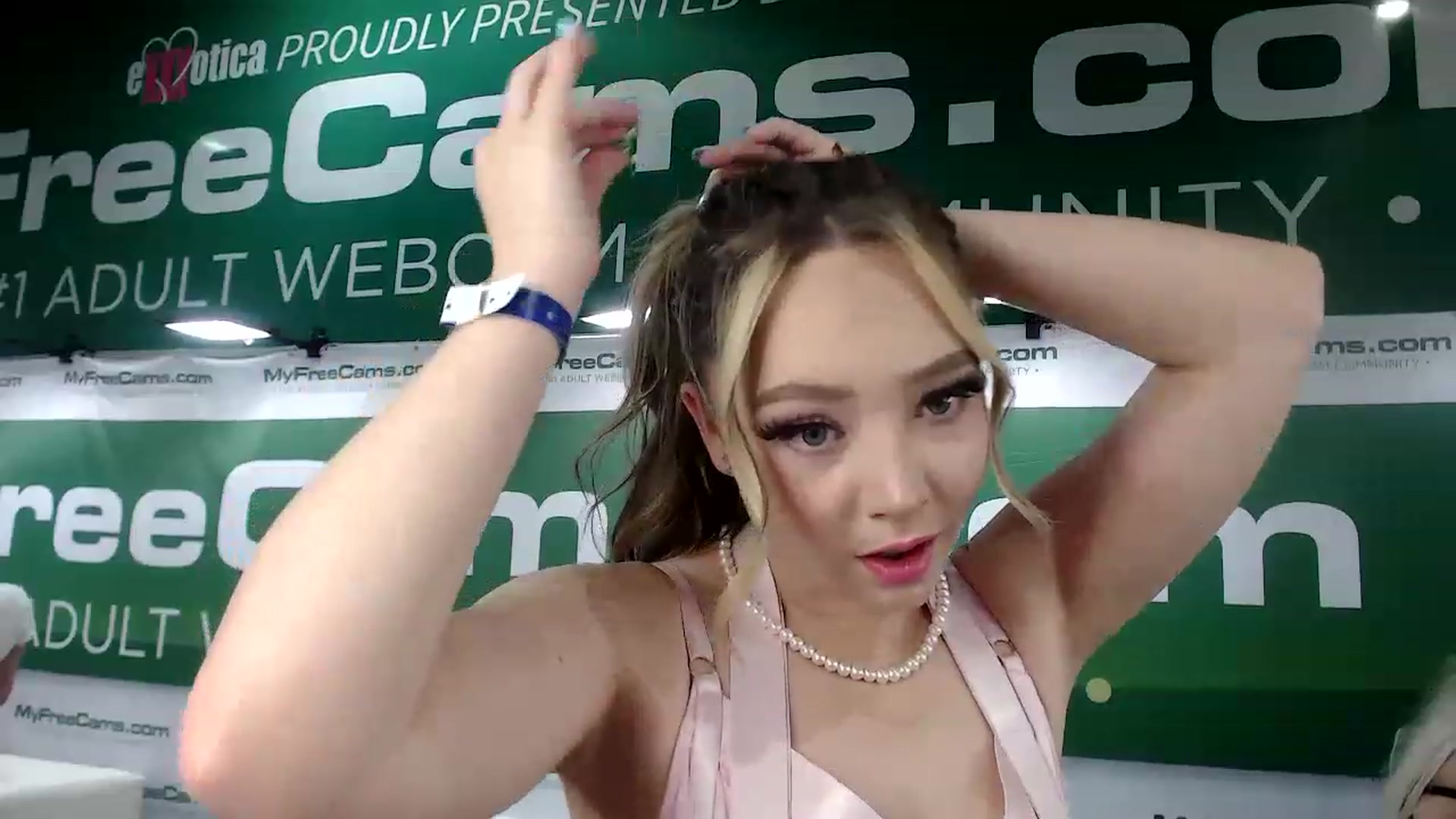 Gallery image thumbnail from Dollfacedangr's myfreecams stream on, 07/15/2023, 21:04 image 19 of 20