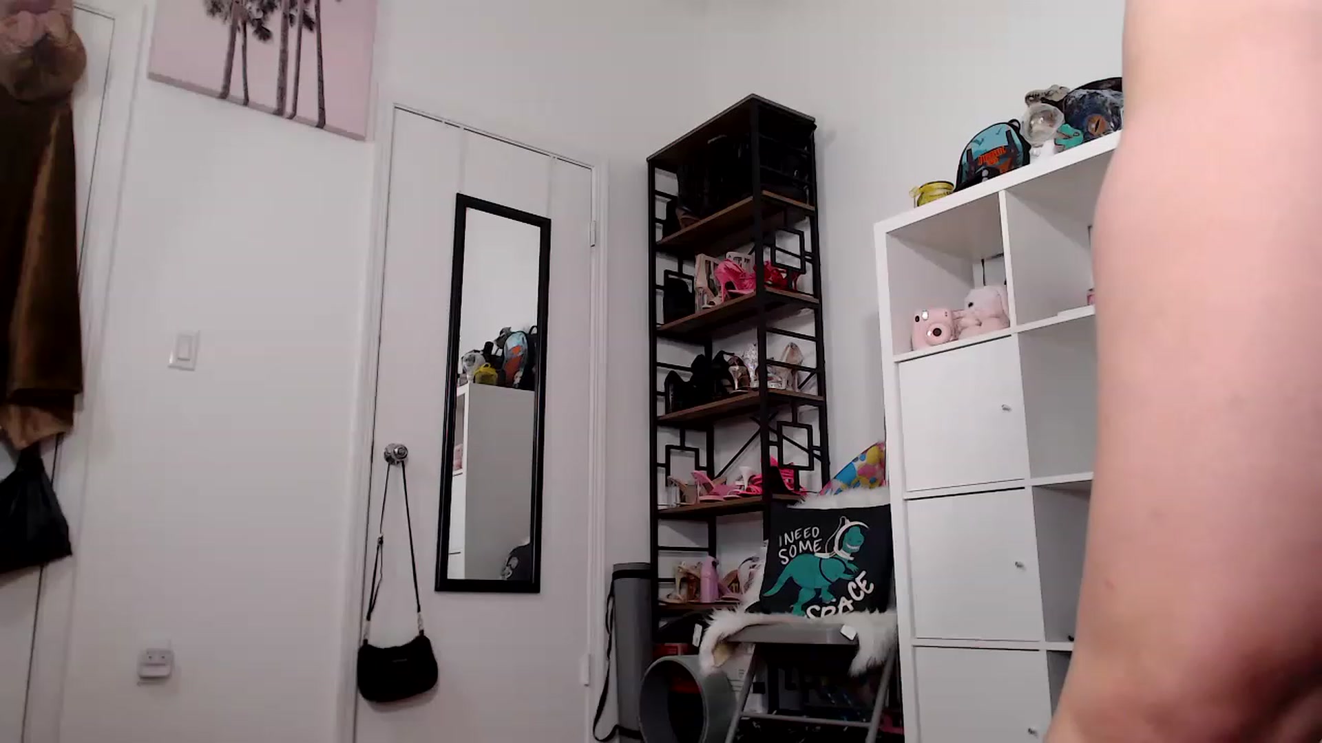 Gallery image thumbnail from Dollfacedangr's myfreecams stream on, 08/27/2023, 04:35 image 7 of 20