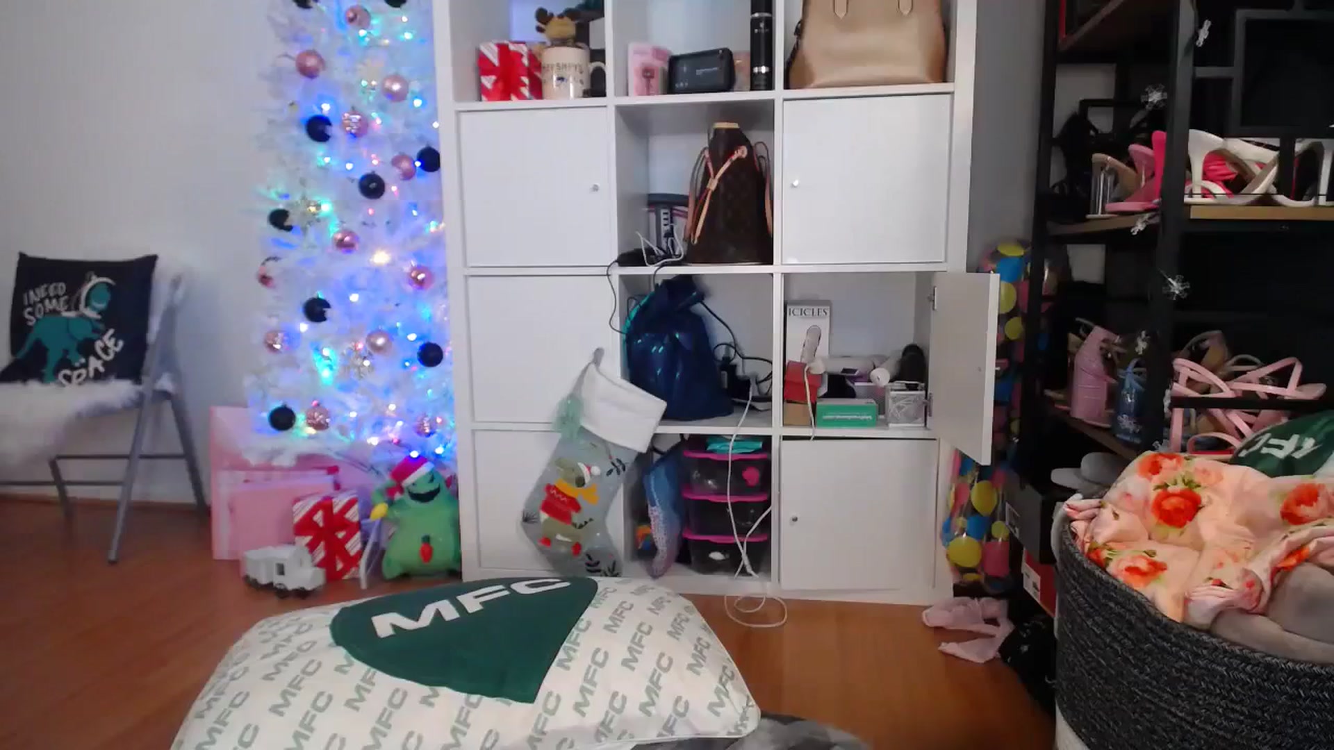 Gallery image thumbnail from Dollfacedangr's myfreecams stream on, 12/20/2023, 15:21 image 6 of 20