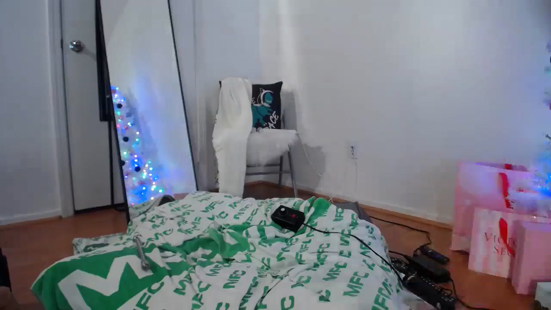 Gallery image thumbnail from Dollfacedangr's myfreecams stream on, 12/21/2023, 04:24 image 8 of 20