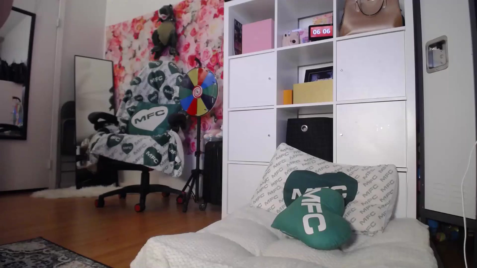 Gallery image thumbnail from Dollfacedangr's myfreecams stream on, 05/15/2024, 13:29 image 4 of 20