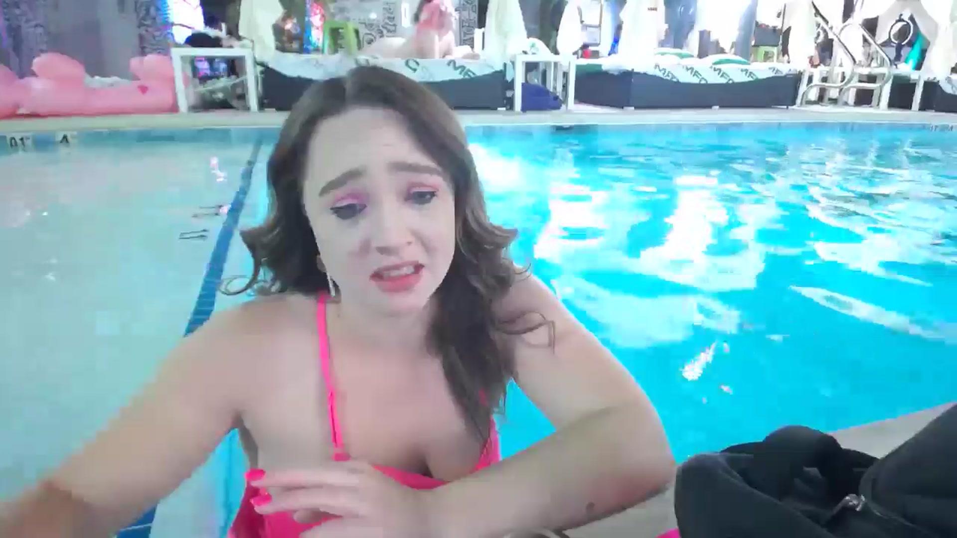 Gallery image thumbnail from Dollfacedangr's myfreecams stream on, 05/23/2024, 06:13 image 6 of 20