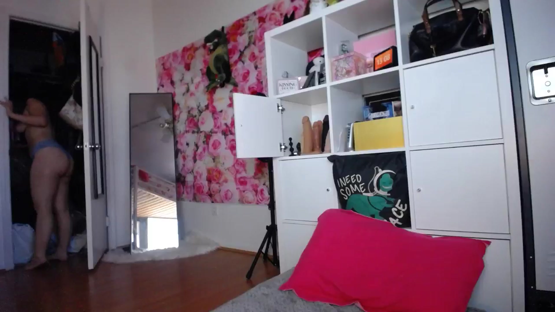 Gallery image thumbnail from Dollfacedangr's myfreecams stream on, 08/16/2024, 20:50 image 3 of 20