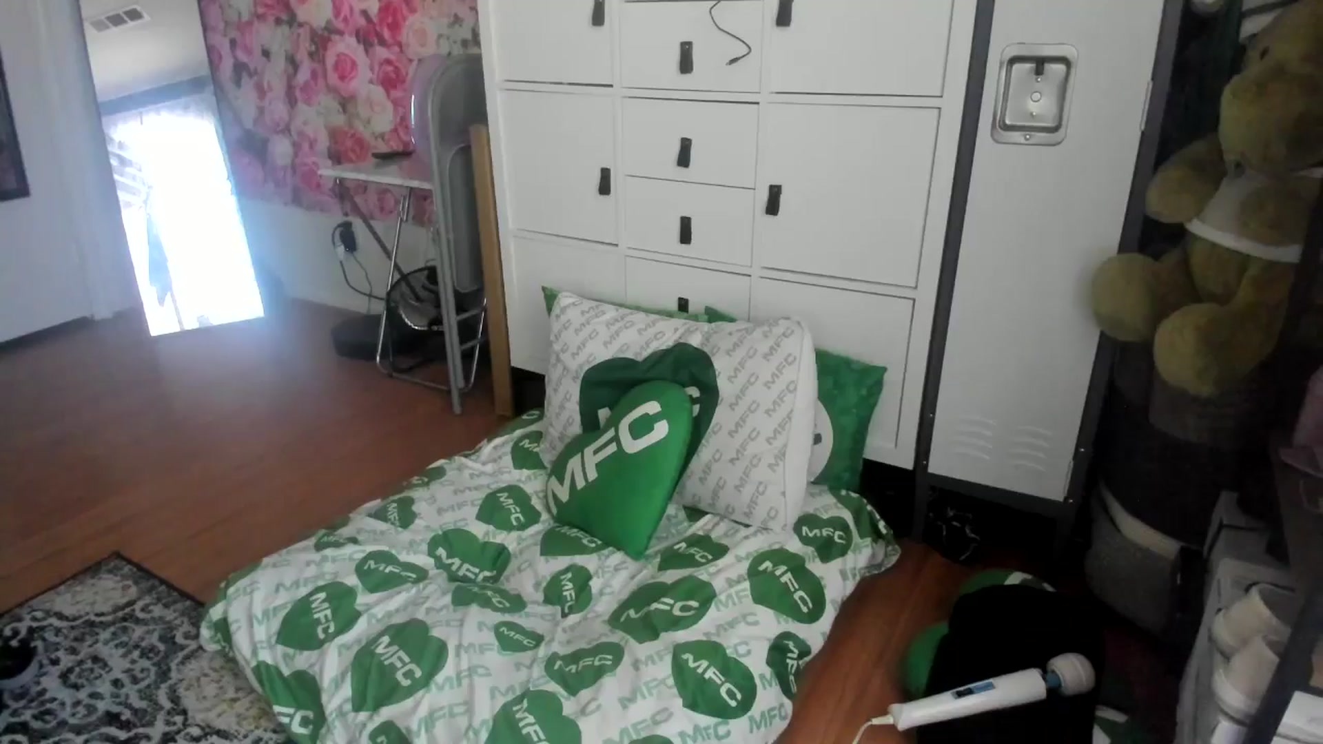Gallery image thumbnail from Dollfacedangr's myfreecams stream on, 04/06/2025, 21:12 image 6 of 20