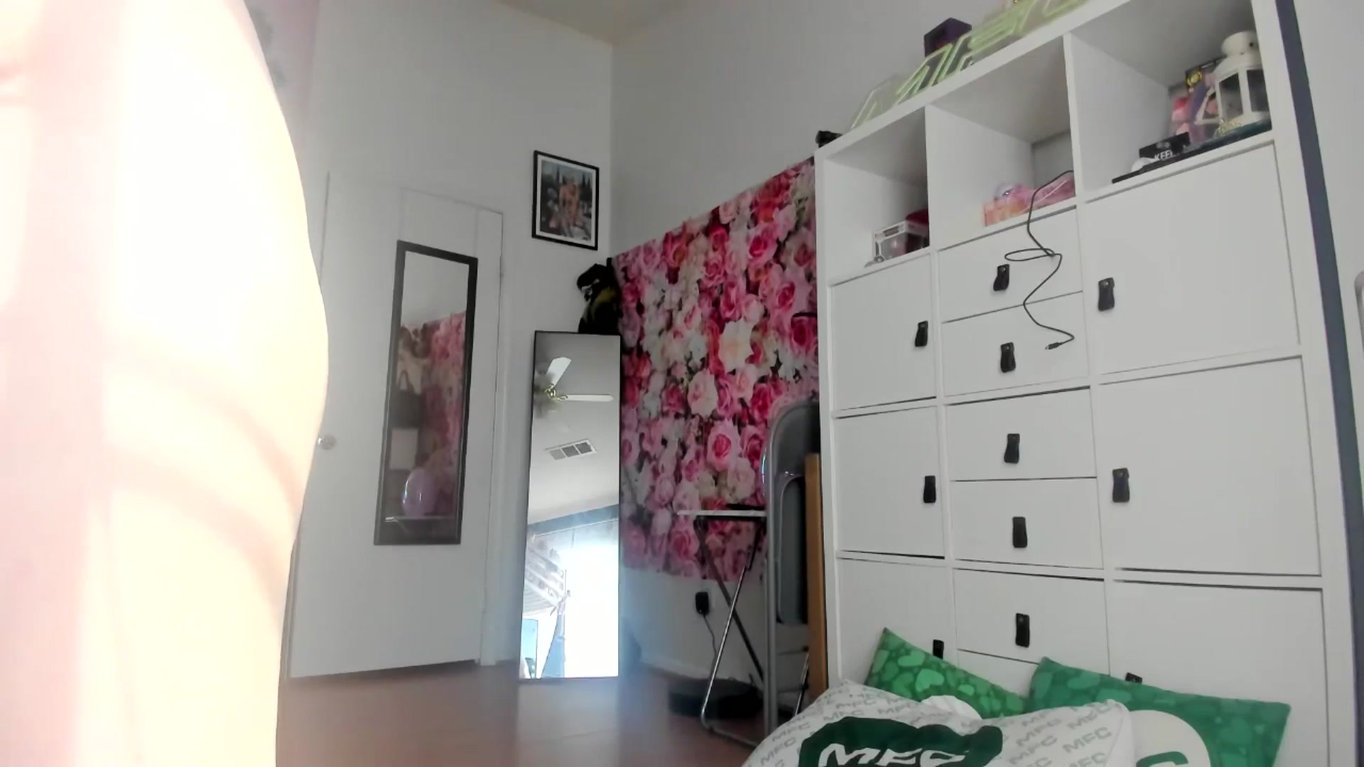 Gallery image thumbnail from Dollfacedangr's myfreecams stream on, 04/06/2025, 23:03 image 15 of 20