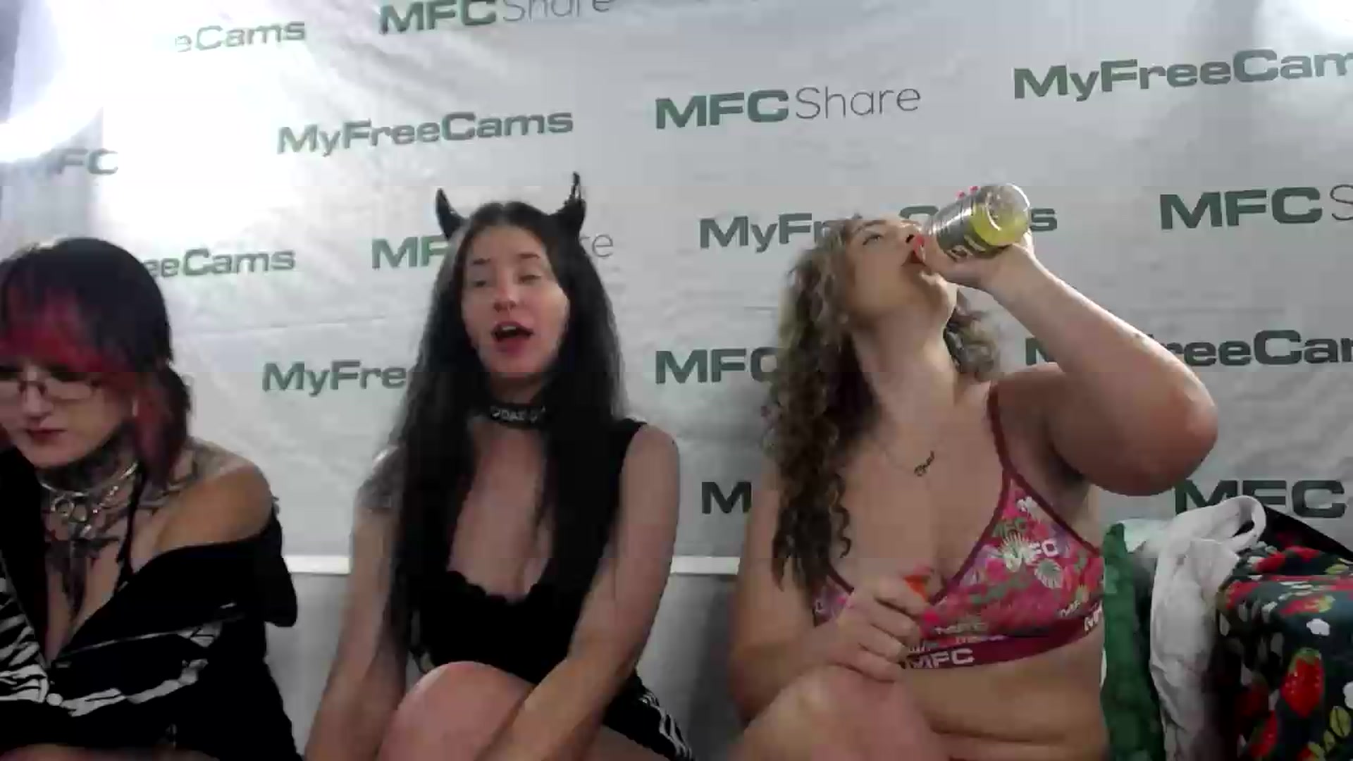 Gallery image thumbnail from Dollfacedangr's myfreecams stream on, 05/21/2026, 10:33 image 1 of 20