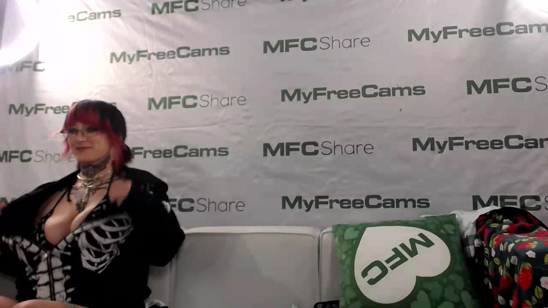 Gallery image thumbnail from Dollfacedangr's myfreecams stream on, 05/21/2026, 10:33 image 7 of 20