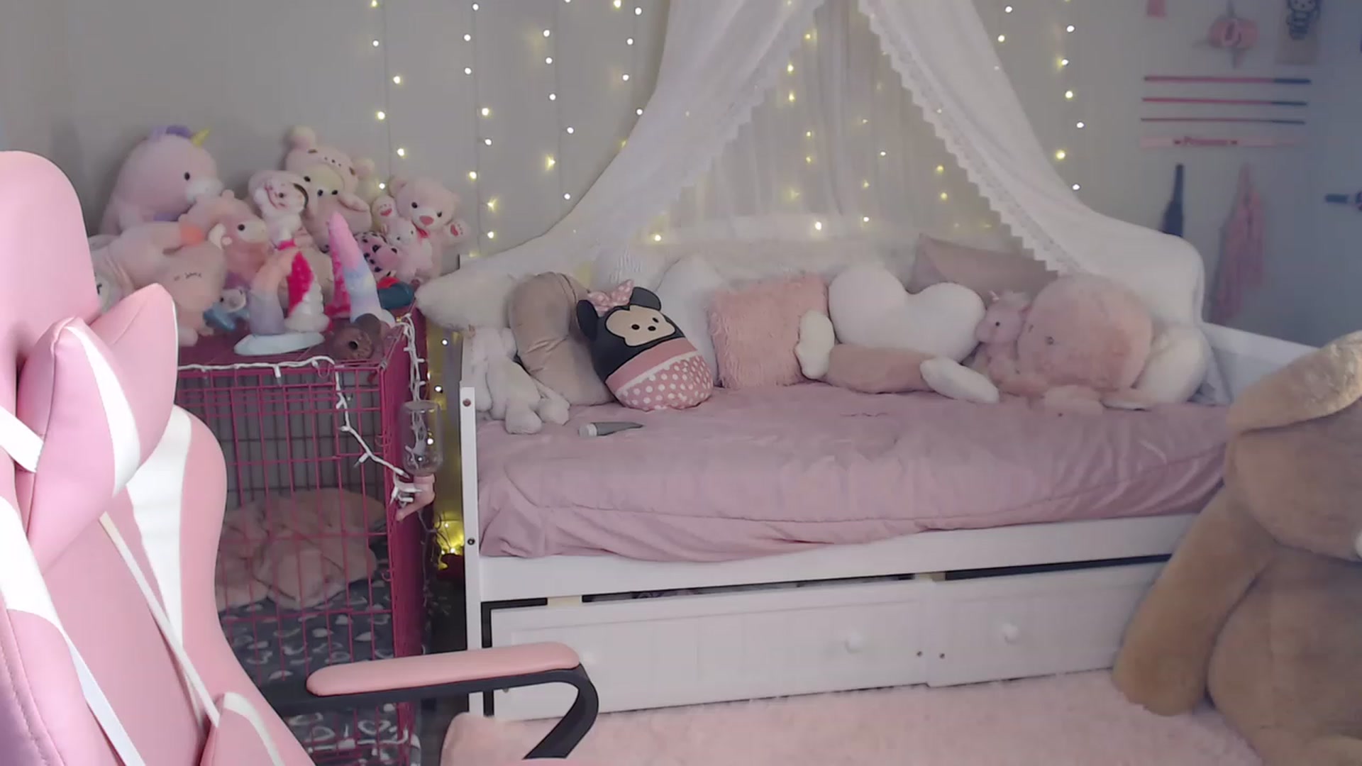 Gallery image thumbnail from DollyMattel's myfreecams stream on, 03/19/2023, 01:48 image 19 of 20