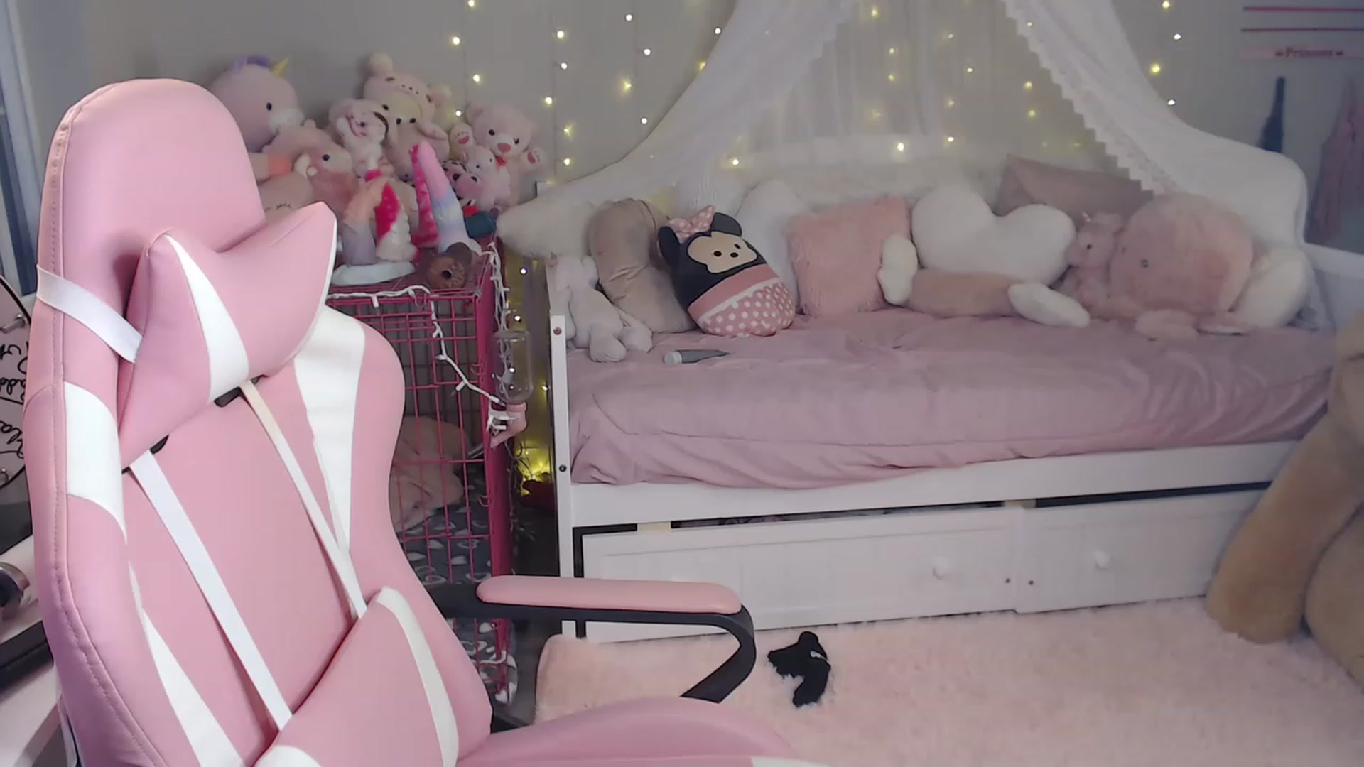 Gallery image thumbnail from DollyMattel's myfreecams stream on, 03/19/2023, 03:05 image 3 of 20
