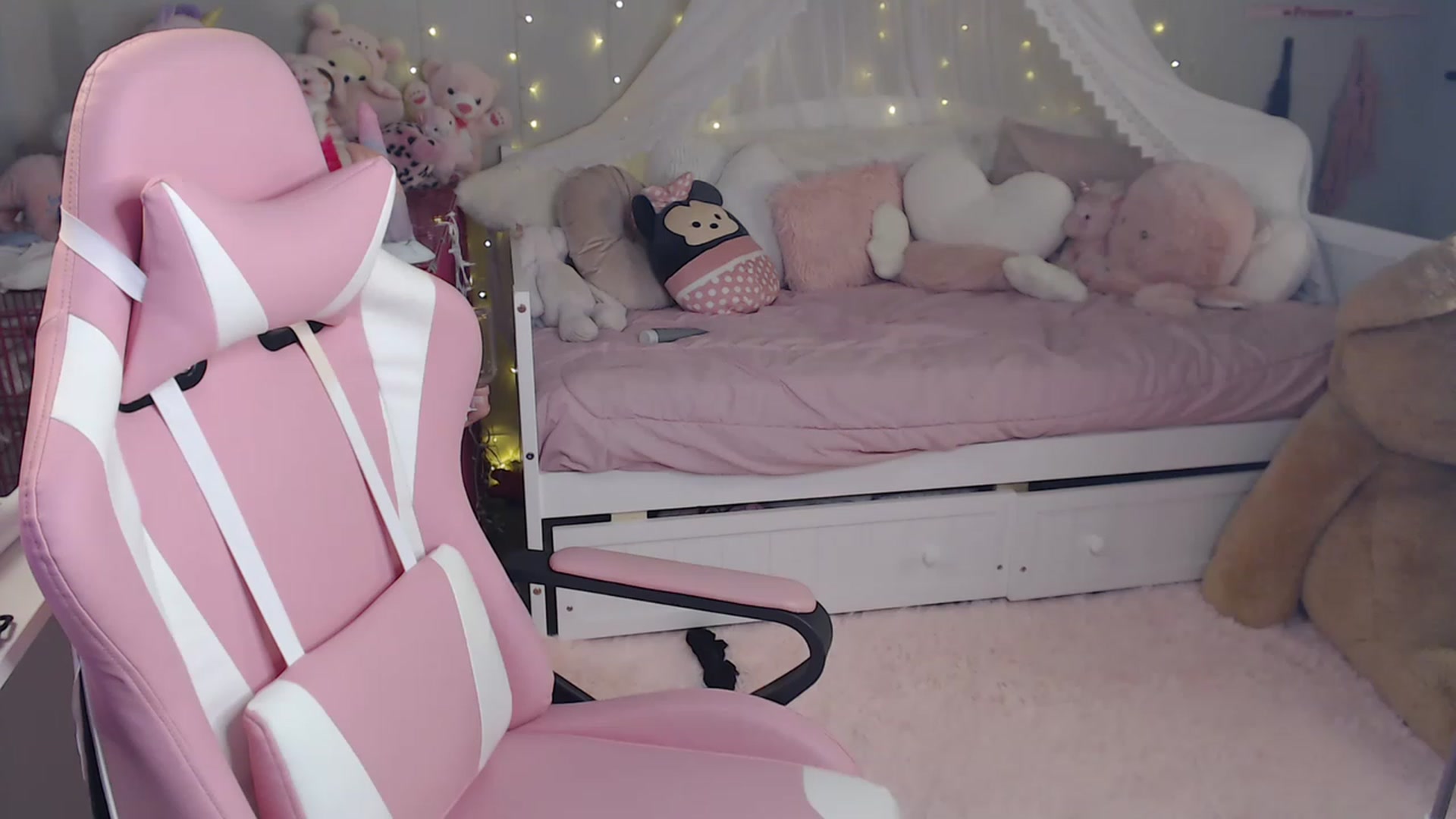 Gallery image thumbnail from DollyMattel's myfreecams stream on, 03/19/2023, 03:05 image 8 of 20