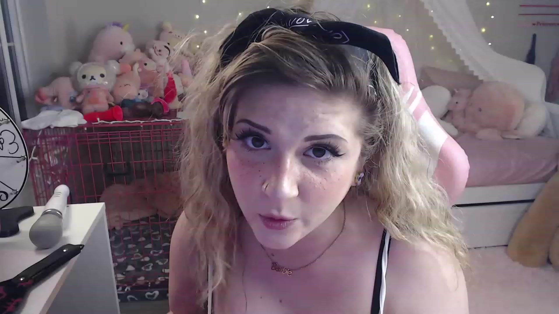 Gallery image thumbnail from DollyMattel's myfreecams stream on, 03/19/2023, 03:38 image 11 of 20