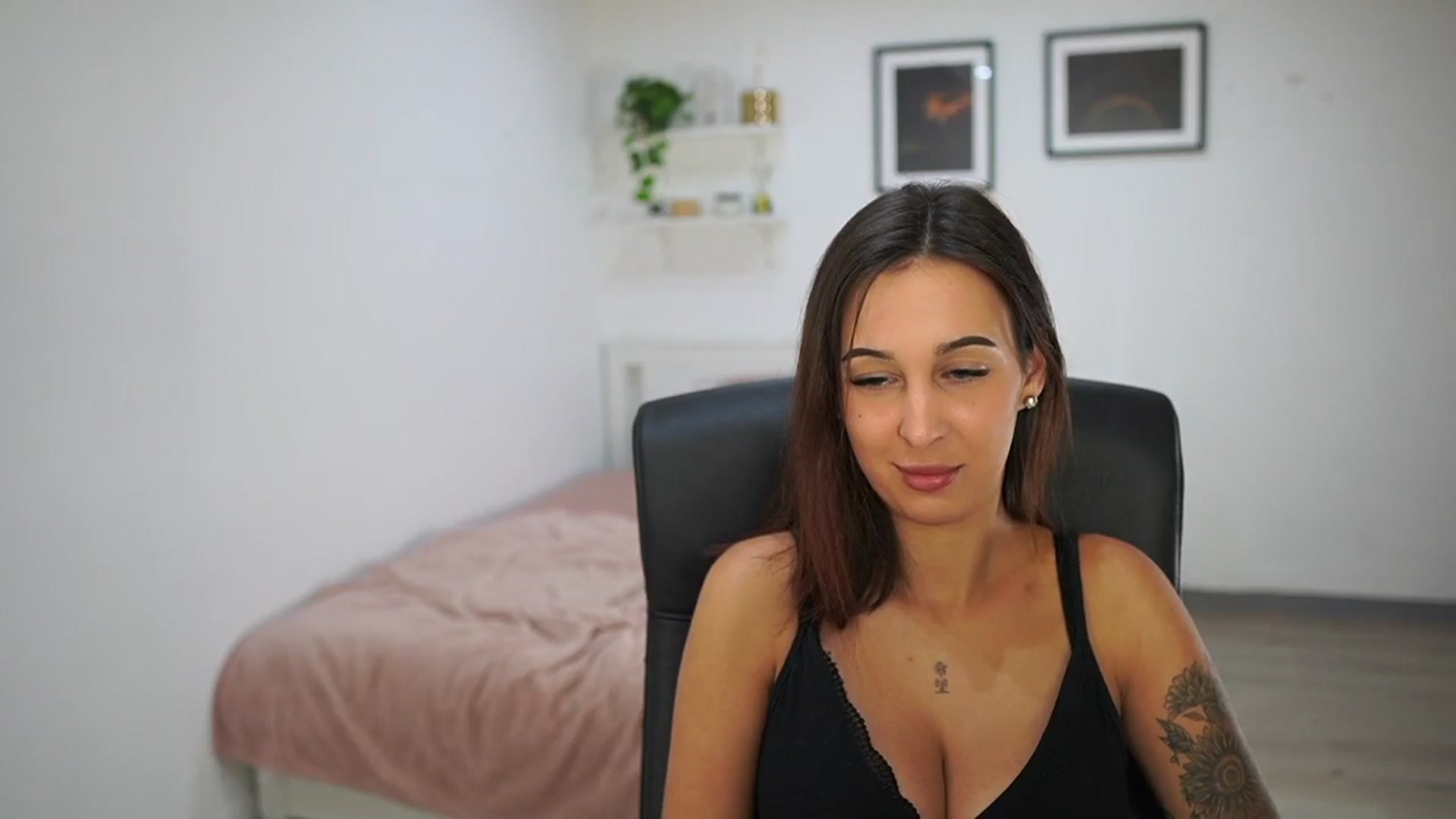 Gallery image thumbnail from Dollyvega69's myfreecams stream on, 08/29/2025, 16:07 image 14 of 20