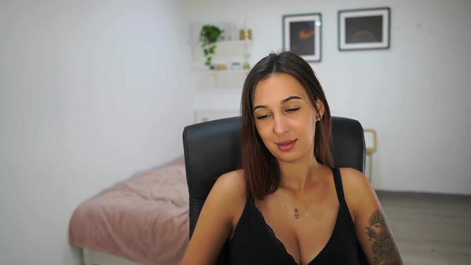 Gallery image thumbnail from Dollyvega69's myfreecams stream on, 08/29/2025, 16:07 image 16 of 20