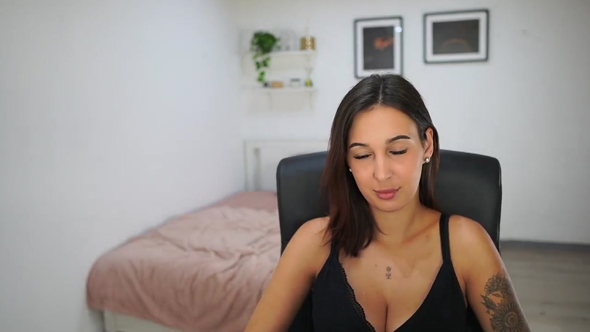 Gallery image thumbnail from Dollyvega69's myfreecams stream on, 08/29/2025, 16:07 image 20 of 20