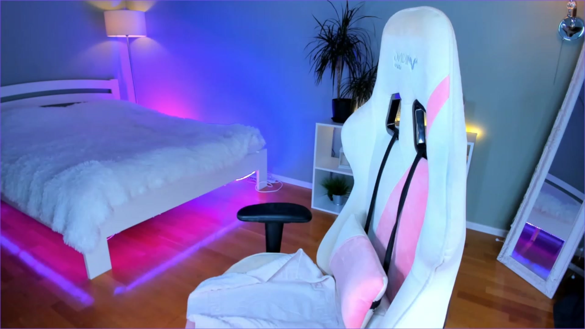 Gallery image thumbnail from Dolores_Doll's myfreecams stream on, 11/16/2022, 07:59 image 13 of 20