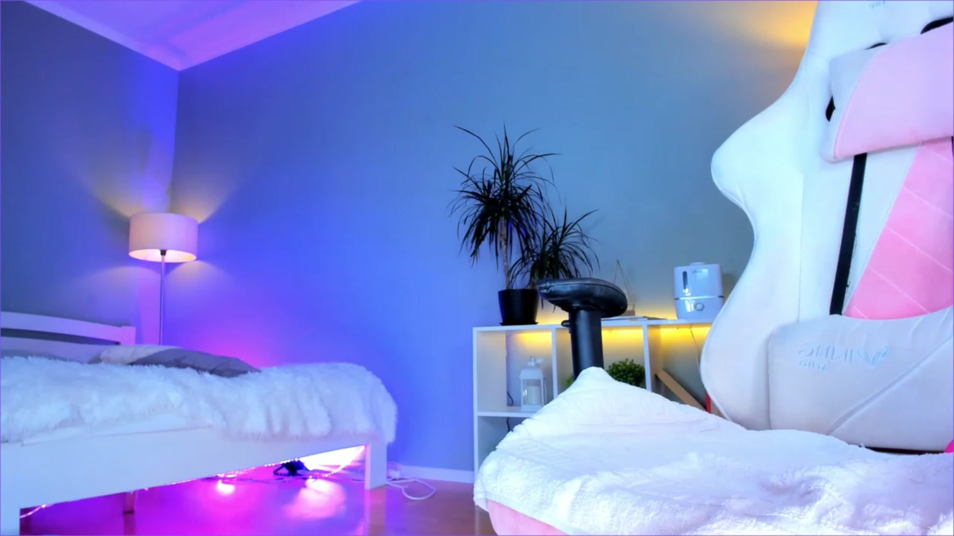 Gallery image thumbnail from Dolores_Doll's myfreecams stream on, 11/18/2022, 08:08 image 7 of 20