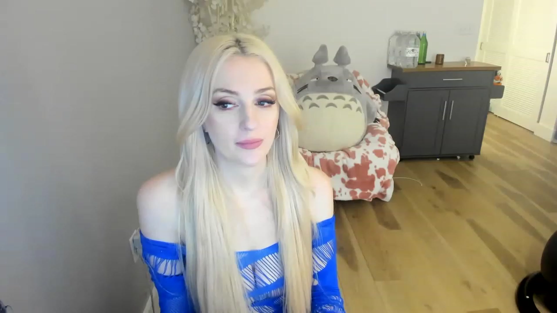 Gallery image thumbnail from DommeMilk's myfreecams stream on, 12/16/2022, 05:40 image 14 of 20