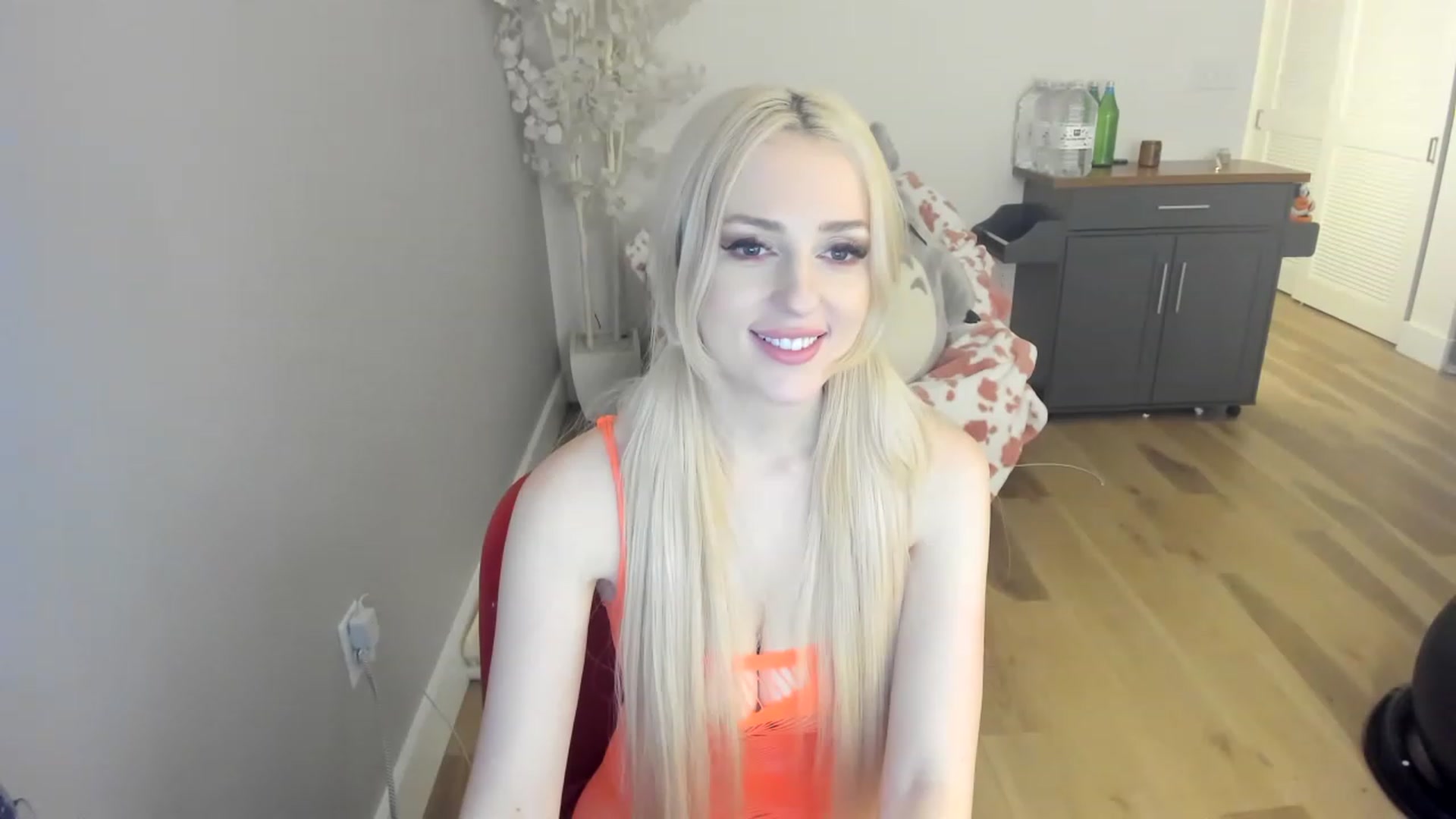 Gallery image thumbnail from DommeMilk's myfreecams stream on, 12/17/2022, 04:37 image 16 of 20