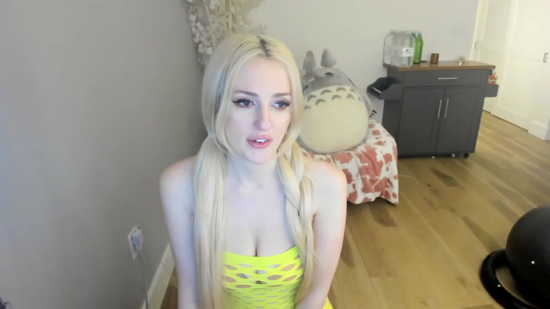 Gallery image thumbnail from DommeMilk's myfreecams stream on, 12/18/2022, 07:11 image 8 of 20