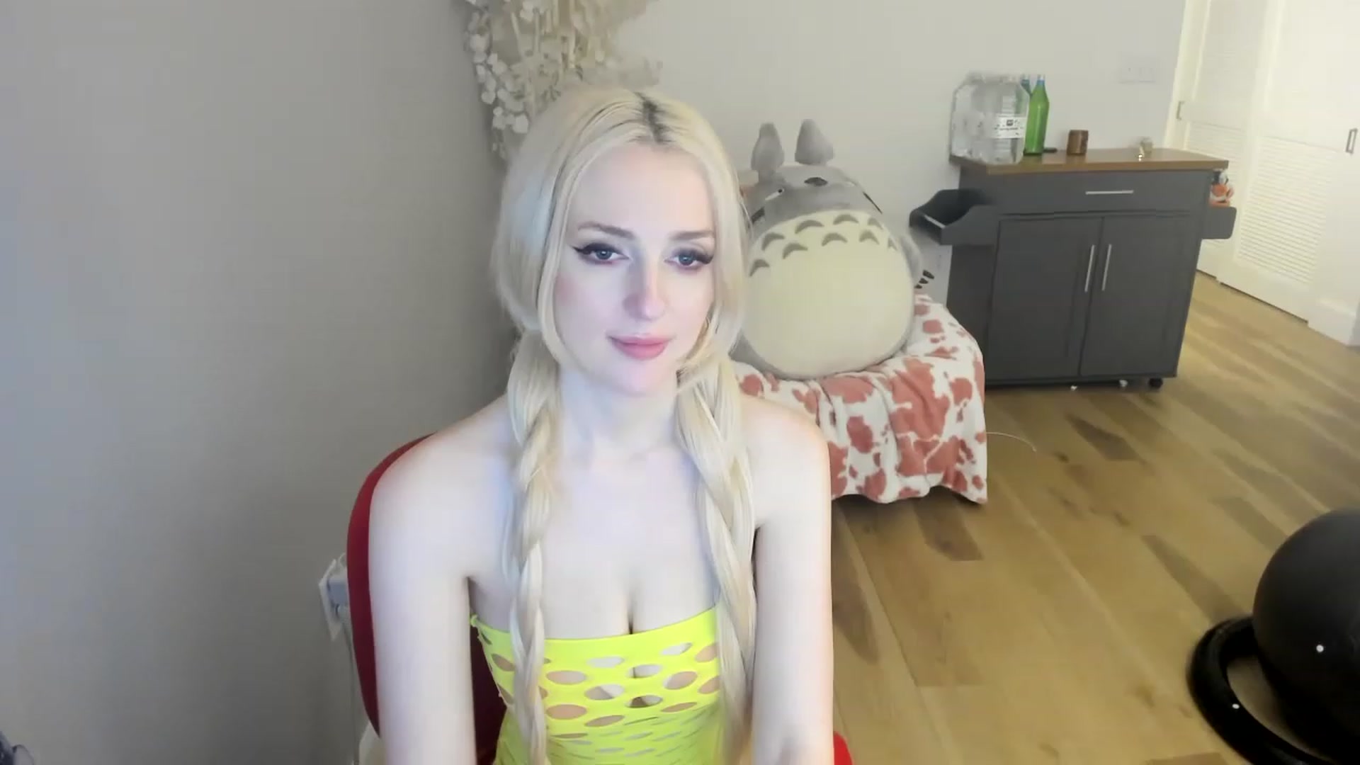 Gallery image thumbnail from DommeMilk's myfreecams stream on, 12/18/2022, 09:04 image 6 of 20