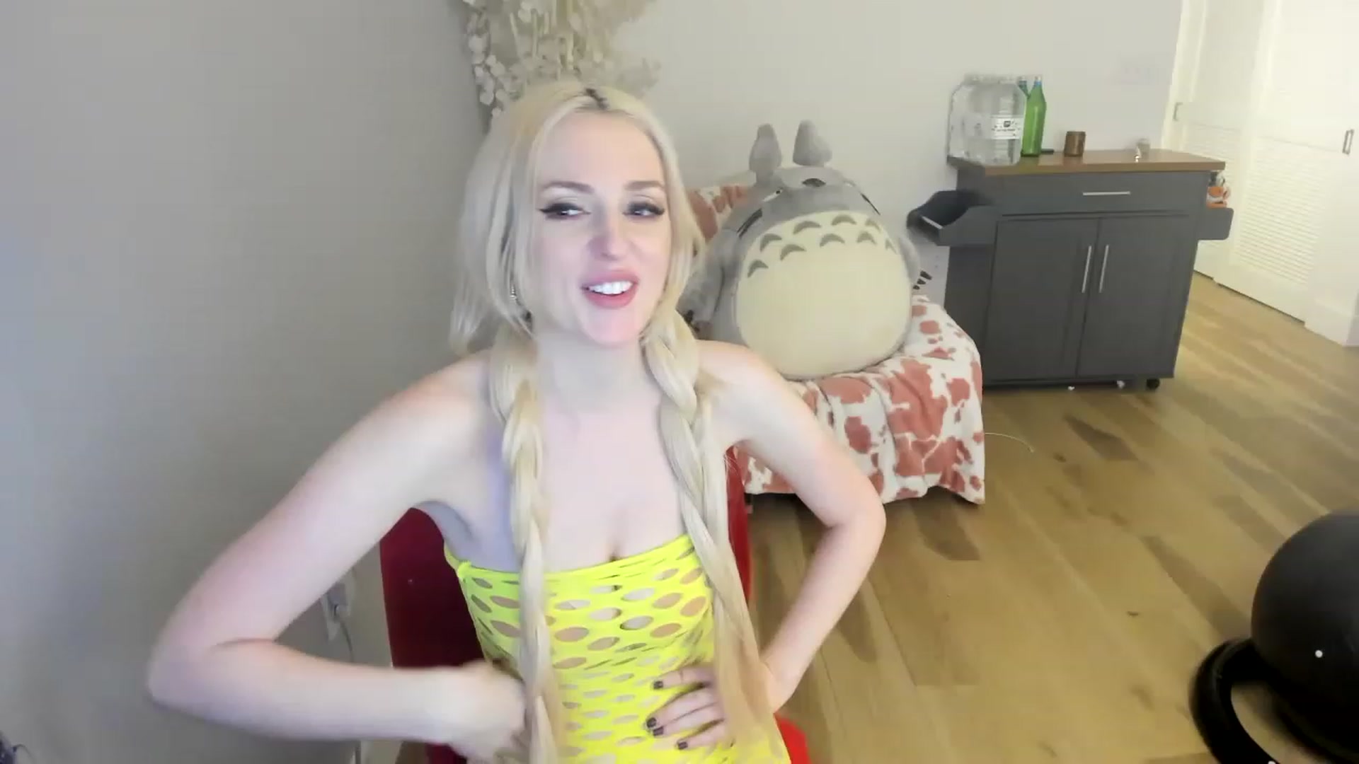 Gallery image thumbnail from DommeMilk's myfreecams stream on, 12/18/2022, 10:12 image 6 of 20