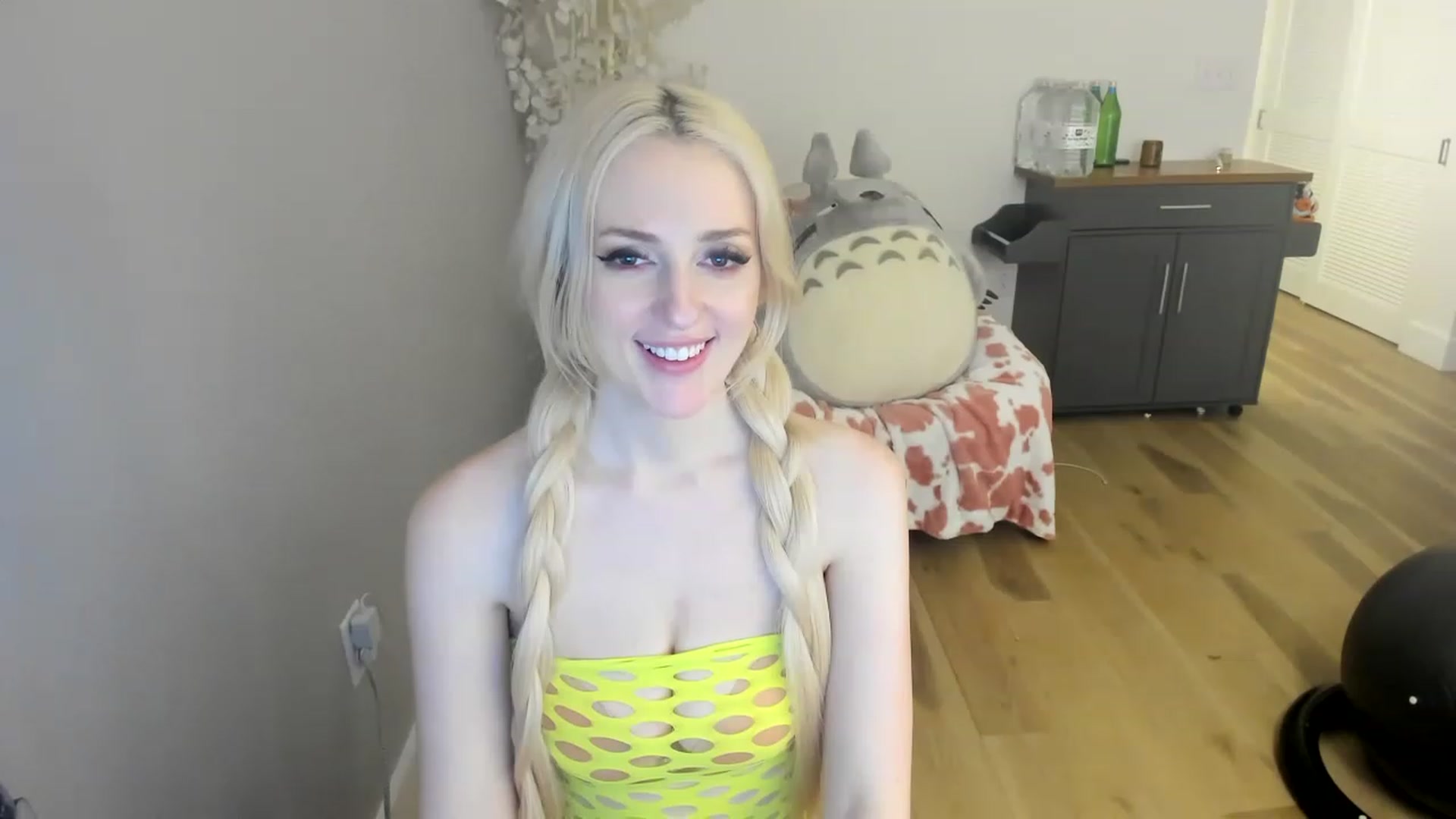 Gallery image thumbnail from DommeMilk's myfreecams stream on, 12/18/2022, 10:12 image 2 of 20
