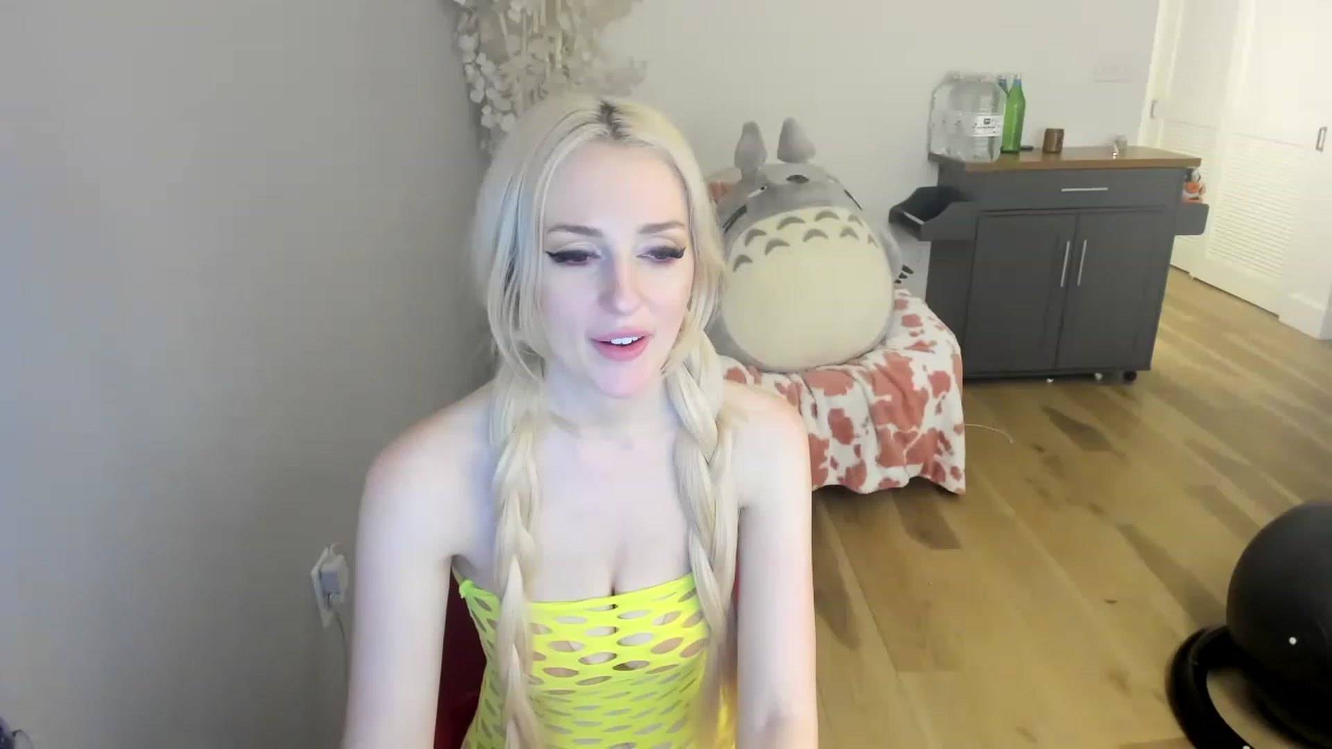 Gallery image thumbnail from DommeMilk's myfreecams stream on, 12/18/2022, 10:12 image 7 of 20