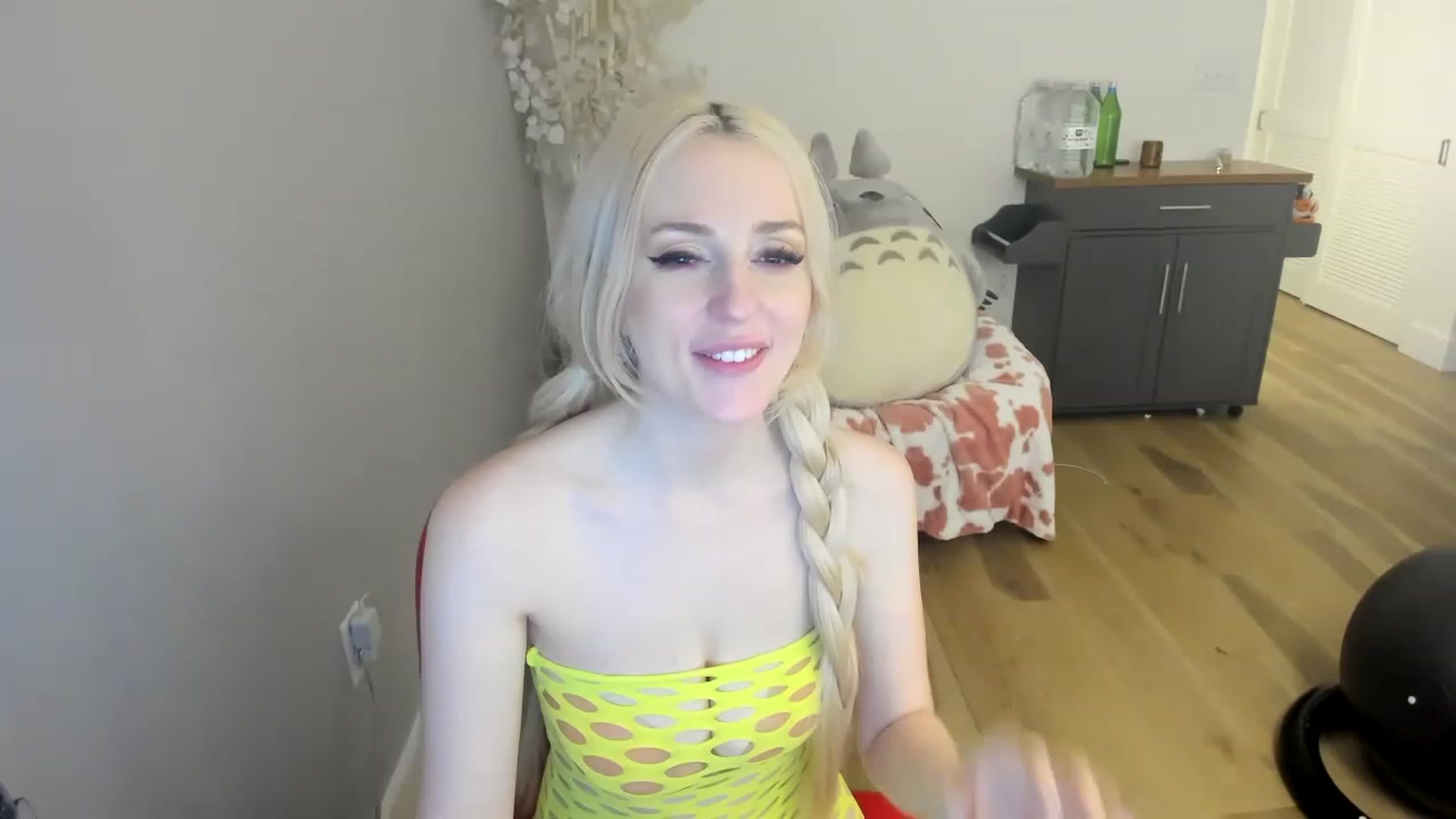 Gallery image thumbnail from DommeMilk's myfreecams stream on, 12/18/2022, 11:43 image 6 of 20