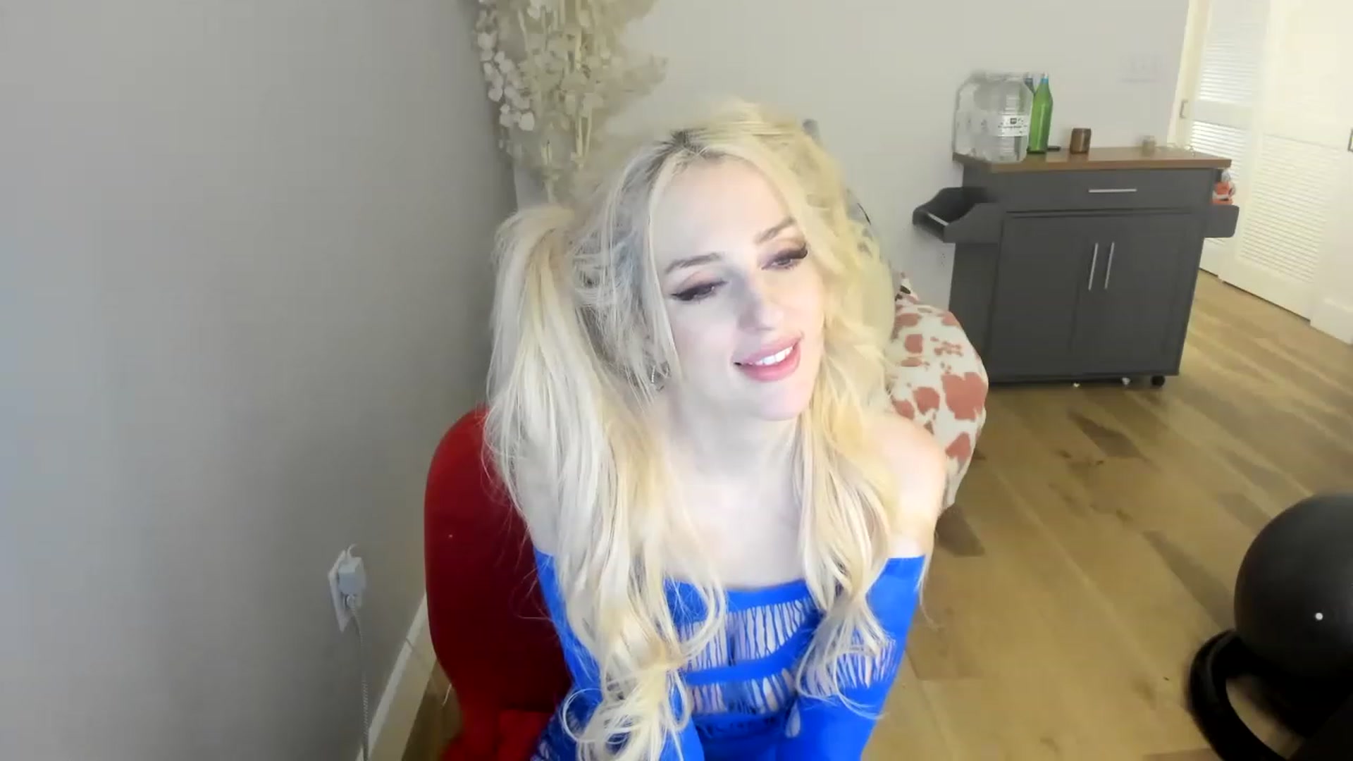 Gallery image thumbnail from DommeMilk's myfreecams stream on, 12/20/2022, 10:09 image 10 of 20
