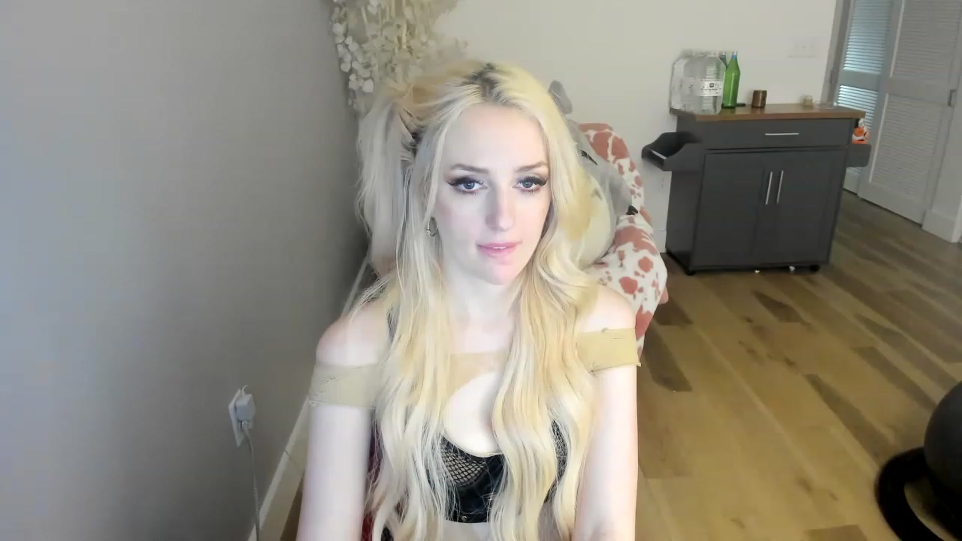 Gallery image thumbnail from DommeMilk's myfreecams stream on, 12/22/2022, 12:26 image 1 of 20