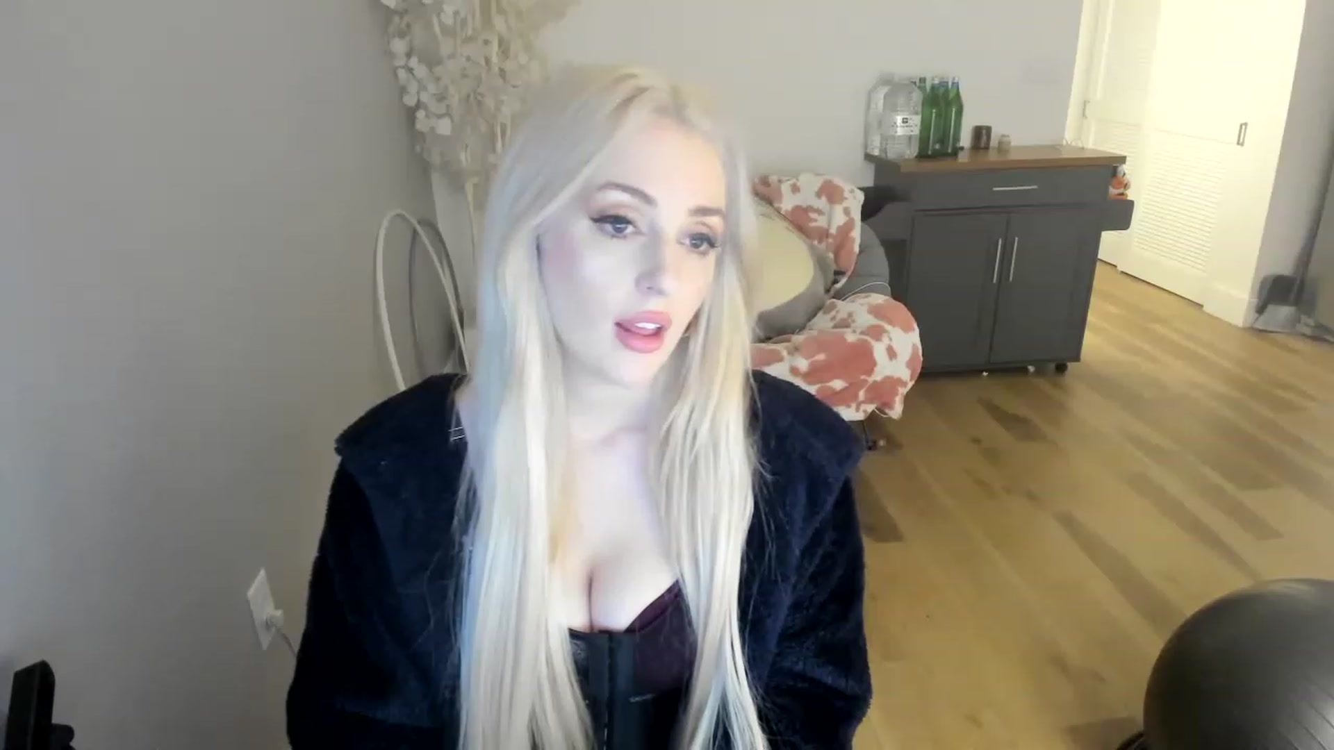 Gallery image thumbnail from Domme_Milk's myfreecams stream on, 12/01/2022, 10:37 image 4 of 20