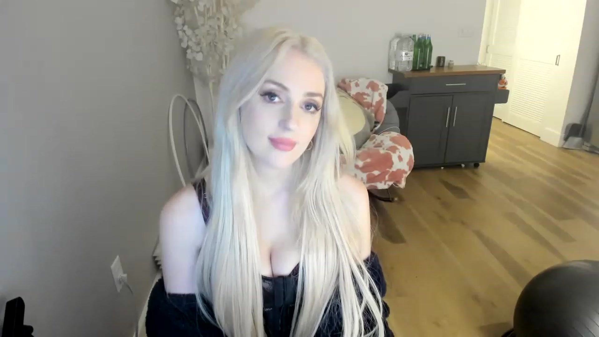 Gallery image thumbnail from Domme_Milk's myfreecams stream on, 12/01/2022, 10:37 image 7 of 20