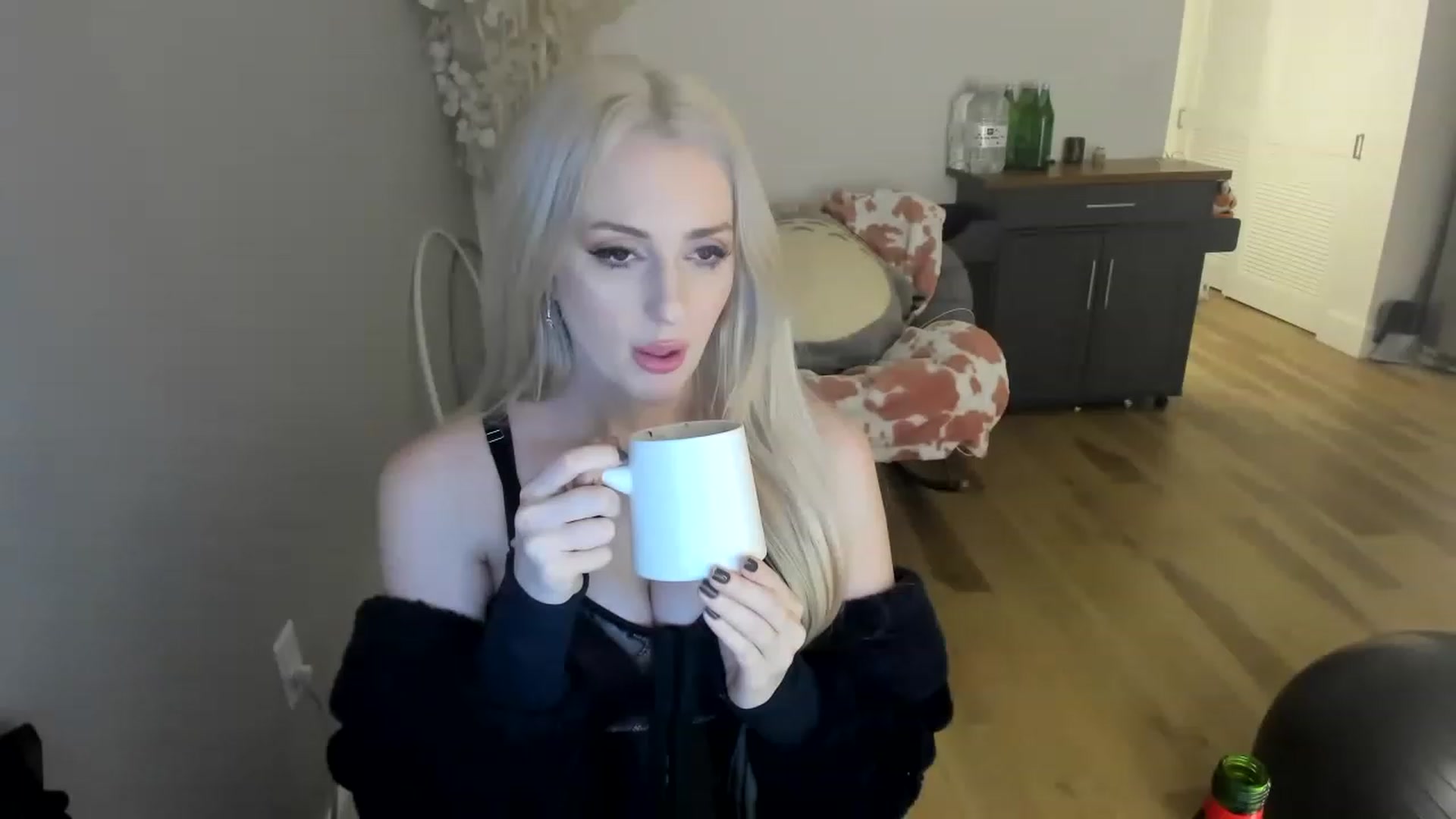 Gallery image thumbnail from Domme_Milk's myfreecams stream on, 12/01/2022, 13:08 image 4 of 20
