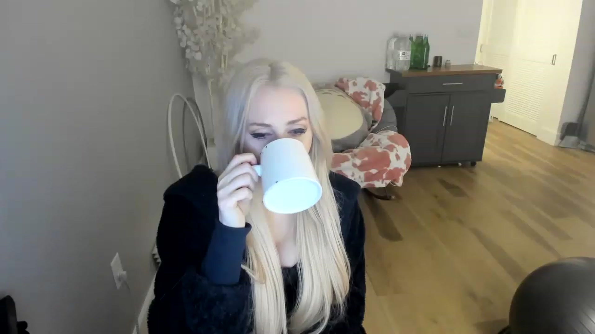 Gallery image thumbnail from Domme_Milk's myfreecams stream on, 12/01/2022, 13:08 image 16 of 20