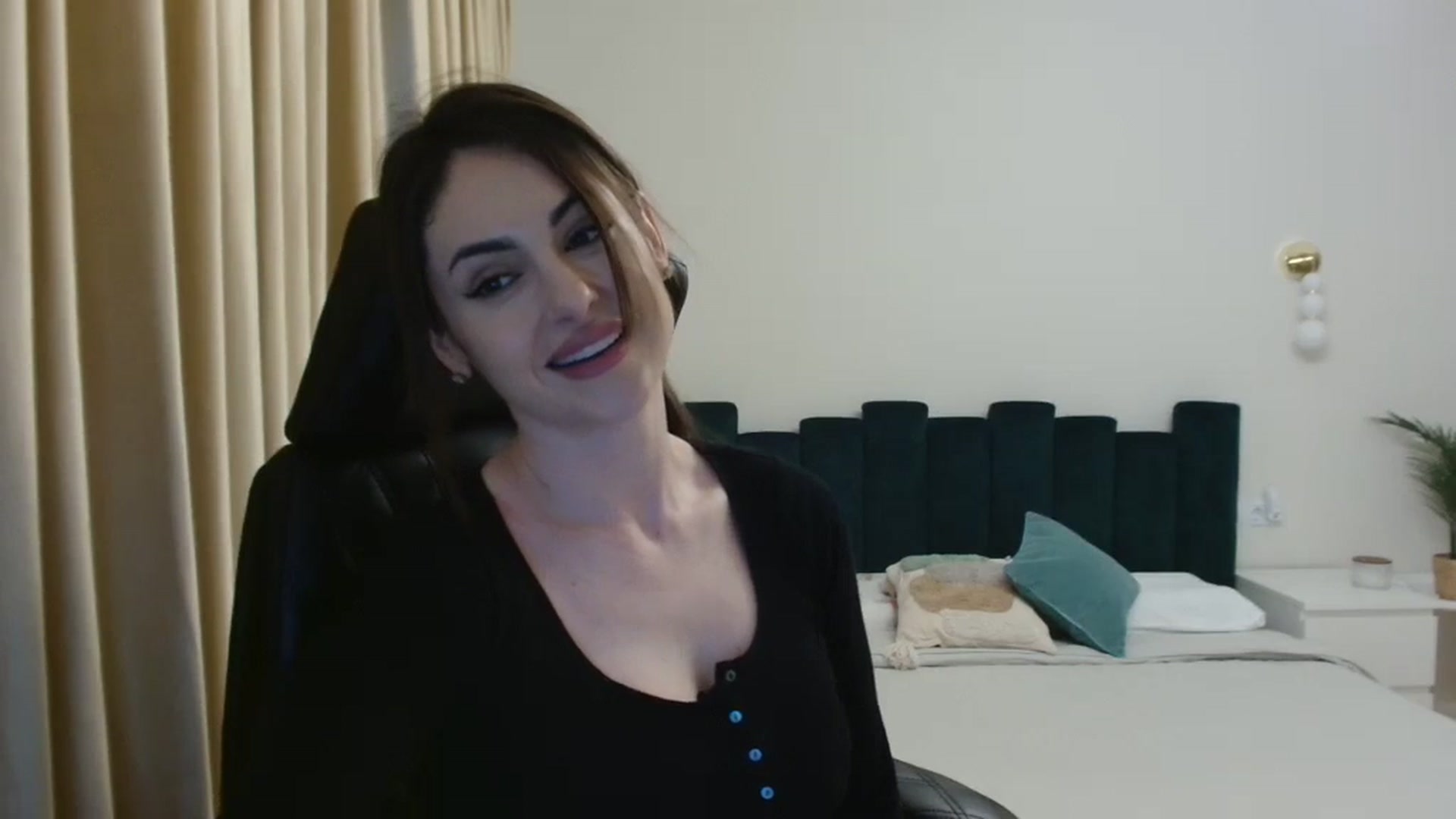 Gallery image thumbnail from DorisDolll's myfreecams stream on, 03/21/2024, 08:22 image 17 of 20
