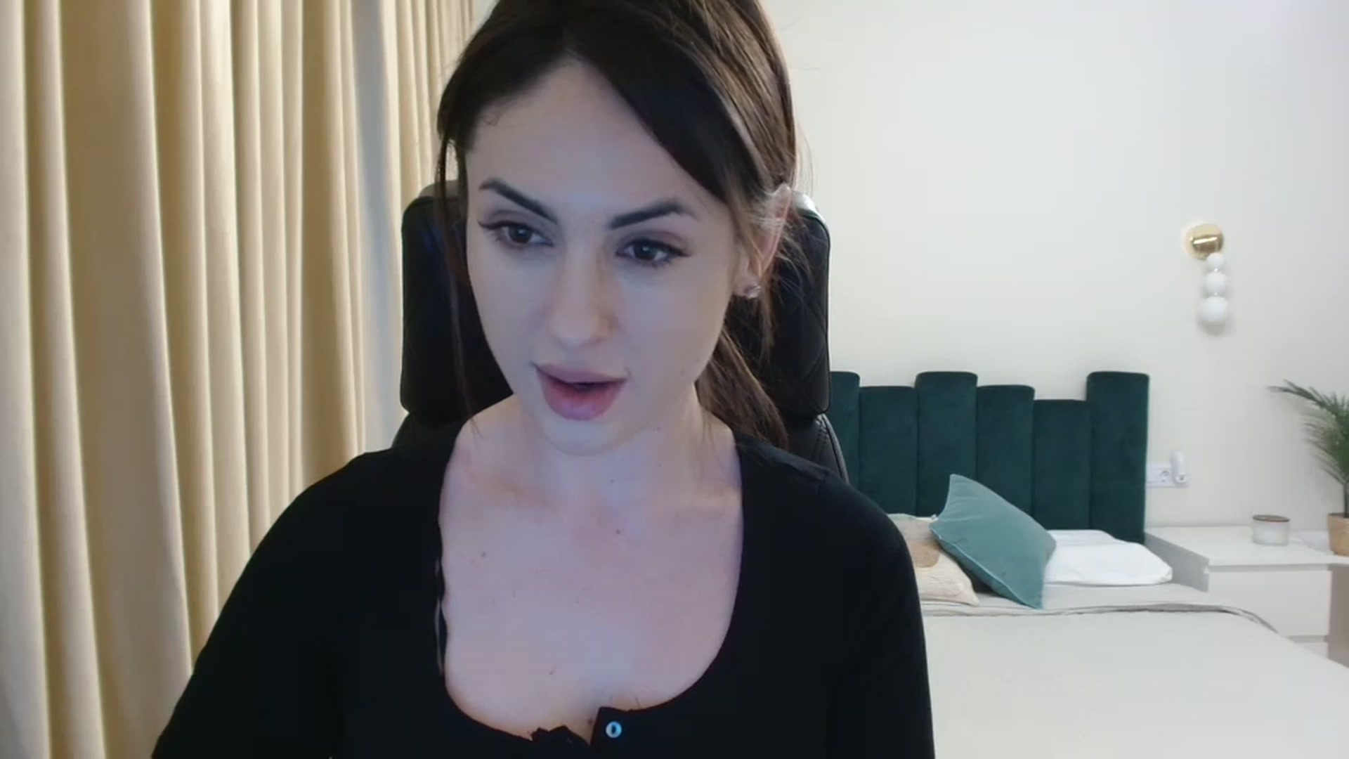 Gallery image thumbnail from DorisDolll's myfreecams stream on, 03/21/2024, 08:22 image 20 of 20